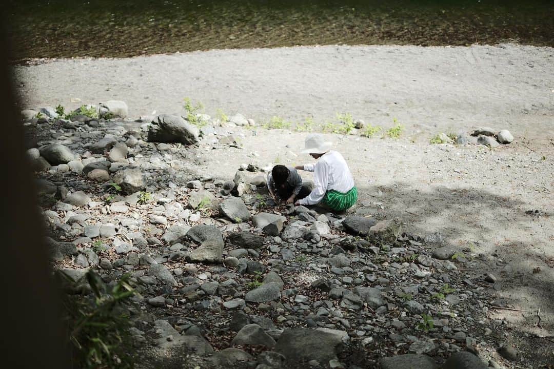 谷尻誠さんのインスタグラム写真 - (谷尻誠Instagram)「@daichi_nature で運営しているDaichi silent riverにデイキャンプに行ってきた。 サウナに入って川に飛び込んで、自然の中で外気浴。 ご飯を作って食べて片付けて帰る。 なんてことない事が、自然の中だと特別なことになる。 僕たちがDAICHIを始めたのには、そういう身近なところに豊かさがあるということを伝えるため。 何もないと決めていると見つからない。 あると思えば豊かさは日常にもあるのだということを。  I went day camping at Daichi silent river run by daichi_nature. We took a sauna, jumped into the river, and relaxed in nature. We cooked dinner, ate, cleaned up, and went home. What seems like nothing becomes special in the midst of nature. DAICHI was started to convey the idea that there is abundance in such a familiar place. If you think there is nothing, you will never find it. If you think there is, you will find abundance in your daily life. #camp #daichi #daichijapan #daichisilentriver #daichiisumi #nature #sauna #daytrip #daycamp」5月2日 13時47分 - tanijirimakoto