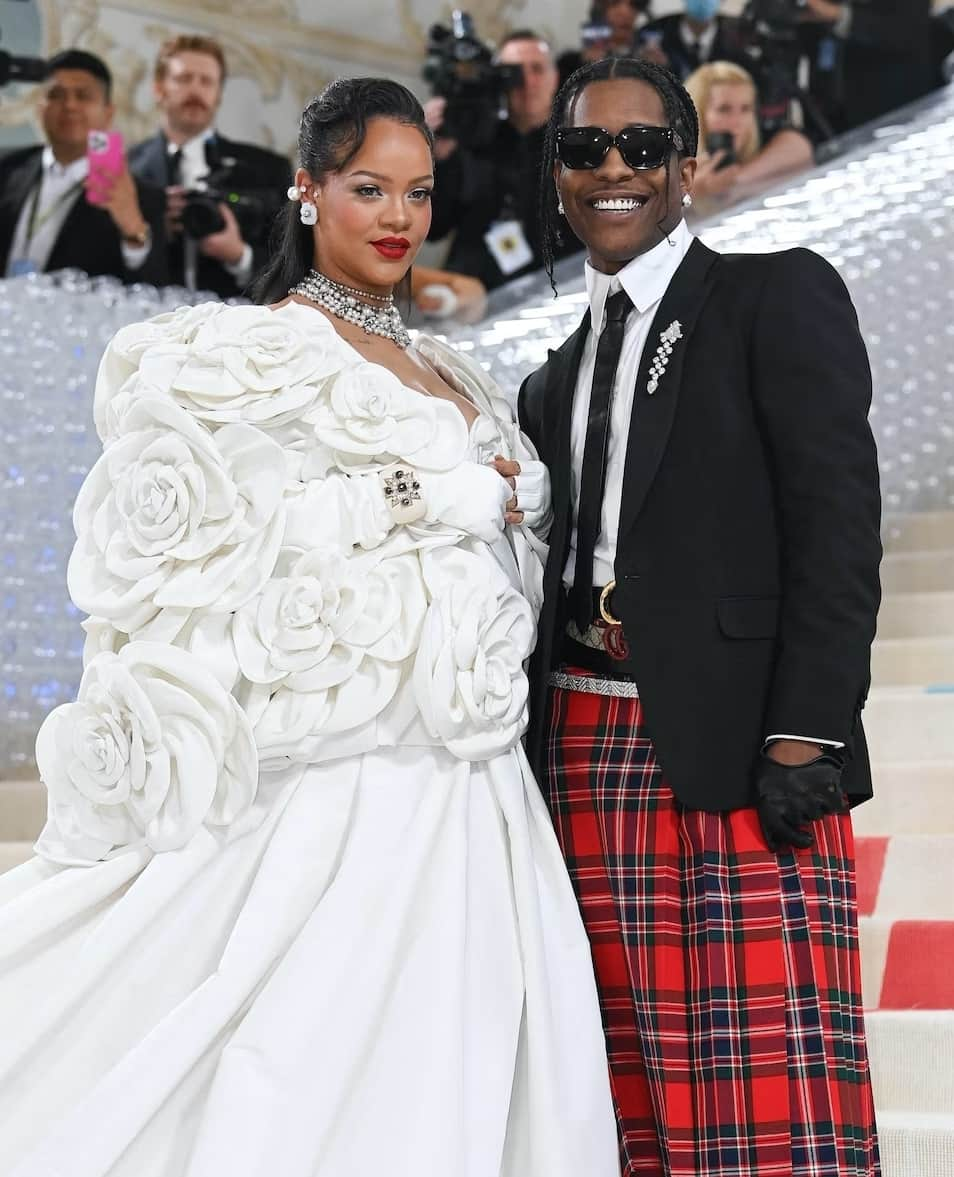 ELLE DKさんのインスタグラム写真 - (ELLE DKInstagram)「Couple goals! Endnu en gang var #Rihanna og #ASAPRocky ikke til at tage øjnene fra på den røde løber under årets #MetGala. Men også #SerenaWIlliams ankom med sin mand Alexis Ohanian, og brugte lejligheden til at annoncere, at parret venter sit andet barn. Se alle de bedste par-øjeblikke fra aftenen via link i bio.⁠ ⁠ Foto: Mega」5月2日 14時00分 - elledanmark