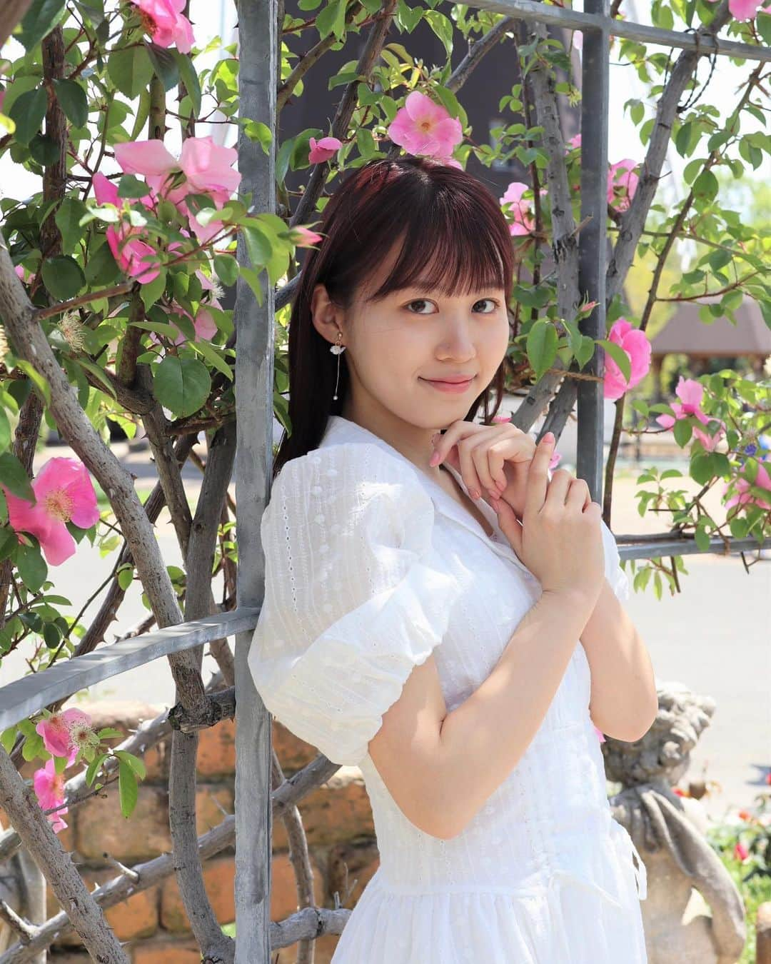 今井陽菜のインスタグラム：「お花畑×白ワンピ🫧 ͛ ・ ・ ・ #ポートレート#関西ポートレート #ポートレート撮影 #ポートレートモデル#関西被写体 #鶴見緑地公園 #シロクロ撮影会」