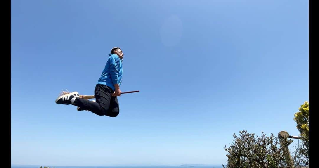 槙野智章さんのインスタグラム写真 - (槙野智章Instagram)「あんまり言いたくなかったけど… よし！やっとホウキで空を飛べた！ なかなか時間かかったなぁ。  #空飛ぶ  #ホウキ」5月2日 13時52分 - makino.5_official