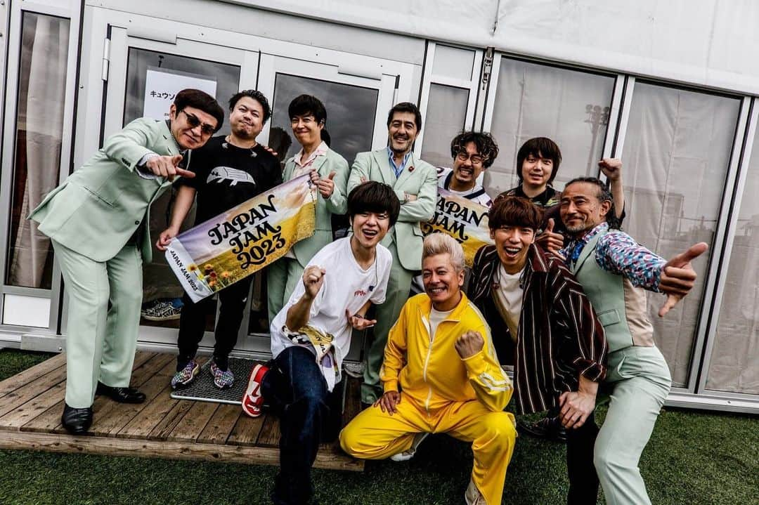 ヤマサキセイヤさんのインスタグラム写真 - (ヤマサキセイヤInstagram)「JAPAN JAM 4/30  ＪＪにも声が帰ってきた！！ スカパラとの交換留学(お互いのステージに登場)は回を重ねるごとに良くなっていく。ホーンズ隊とやる優勝とギリ昭和のキレがすごかった！スタジオ一回も入れてないのに！！！やっぱすげぇ…！！ メモリーバンドもすごくよかった、また5人で歌えたのエモい。 立たせてくれてありがとうございます！！ 「ＭＶ男優 大森はじめ」はイキイキとしていて最高だった笑   変なC&Rいっぱいやってくれてありがと！！！ ヤンキー怖いの一体感な！ モー娘。側にも届いたかな！！  私飽きぬ私まで聴いてくれてサンクス(ё)！！！  写真 @kouhey0622  #キュウソネコカミ」5月2日 13時55分 - serubora