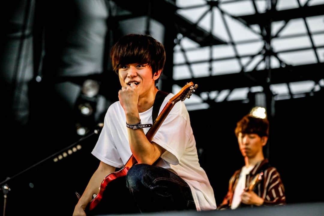 のインスタグラム：「JAPAN JAM 4/30  ＪＪにも声が帰ってきた！！ スカパラとの交換留学(お互いのステージに登場)は回を重ねるごとに良くなっていく。ホーンズ隊とやる優勝とギリ昭和のキレがすごかった！スタジオ一回も入れてないのに！！！やっぱすげぇ…！！ メモリーバンドもすごくよかった、また5人で歌えたのエモい。 立たせてくれてありがとうございます！！ 「ＭＶ男優 大森はじめ」はイキイキとしていて最高だった笑   変なC&Rいっぱいやってくれてありがと！！！ ヤンキー怖いの一体感な！ モー娘。側にも届いたかな！！  私飽きぬ私まで聴いてくれてサンクス(ё)！！！  写真 @kouhey0622  #キュウソネコカミ」