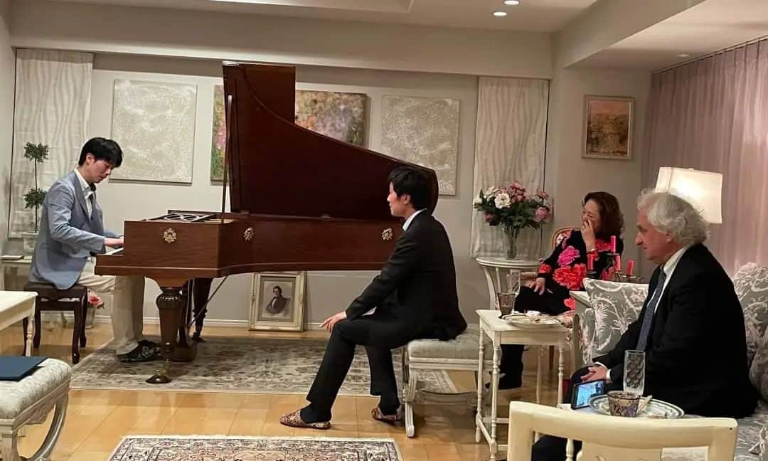 福間洸太朗のインスタグラム：「Un bonheur total avec 3 pianistes autour d'un beau Playel🎶  Nous avons fait un Relais en Chopin en passant le relais au prochain pianiste au milieu de la pièce et l'improvisation à 8 mains! 😆  先週土曜は、ショパンセンターの秋山さんご夫妻の御宅にお招きいただきました。 イヴ・アンリさん、村上弦一郎さん、川口成彦さんと共に、プレイエルでショパン・リレー(←曲の途中でバトンタッチ🙌)や即興８手連弾(!)し、19世紀のサロンにタイムスリップしたような、大変楽しい時間を過ごしました。😊  #Chopin #playel #piano #YvesHenry #GenichiroMurakami #NaruhikoKawaguchi #ショパン #プレイエル　#ピアノ」