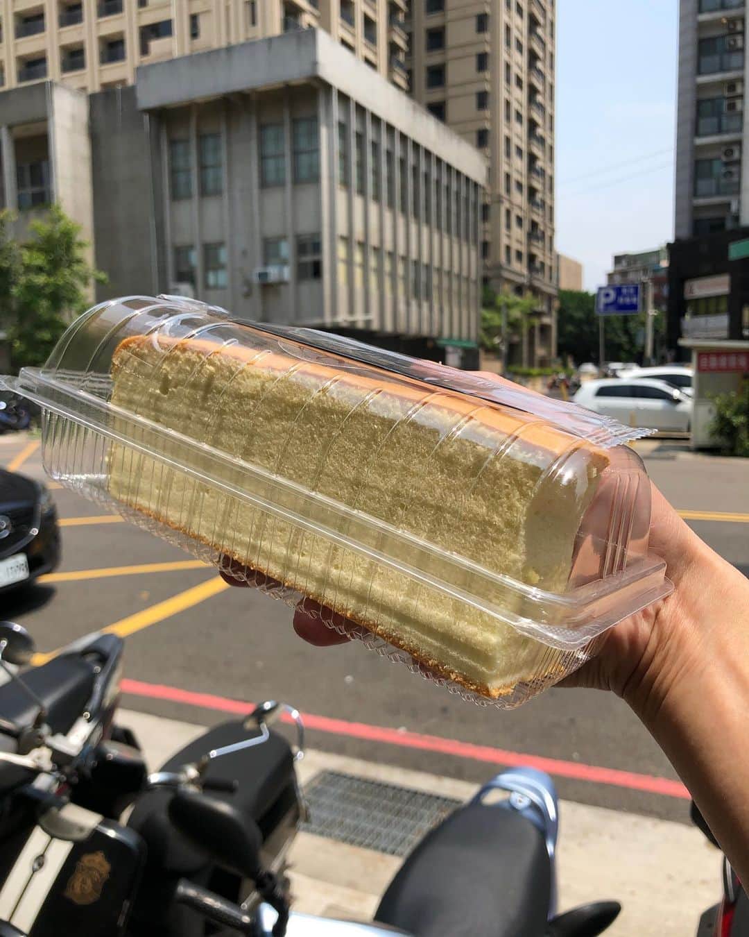 職人.comさんのインスタグラム写真 - (職人.comInstagram)「初めて台湾カステラを食べました。これで小サイズ。65元なので290円です。二人でも大満足のサイズでした。ふわふわで甘さ控えめなので、ホテルでもらったミネラルウォーターと共に暑い中でもサクッと食べられました。  #台湾カステラ #台湾カステラ専門店 #台湾カステラ新竹 #新竹グルメ #新竹市グルメ #台湾グルメ #台湾のグルメ #台湾のカステラ」5月2日 14時04分 - shokunincom
