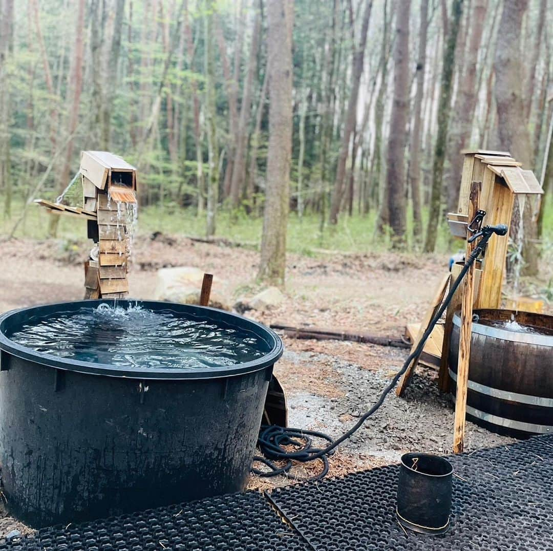 望月理恵さんのインスタグラム写真 - (望月理恵Instagram)「そしてサウナ  水風呂に入らないと整わないと みんなに言われ、 整わなくていいと 言ったのですが、 結局入らされました笑  今まで水風呂に 肩まで浸かったとこがなかったので、 この日が本当の水風呂デビュー！  確かに水風呂に入ったあとの鎮む時間が気持ちいい！ 整うはわからないけど気持ちいい 体から湯気が出て気持ちいい！！  でもやっぱり水風呂は 苦手でした。笑 #慣れるまで大変  #サウナ #水風呂 #いつか整ったと言いたい #そして、またキャンプ行きたい⛺️」5月2日 14時05分 - mochiee28