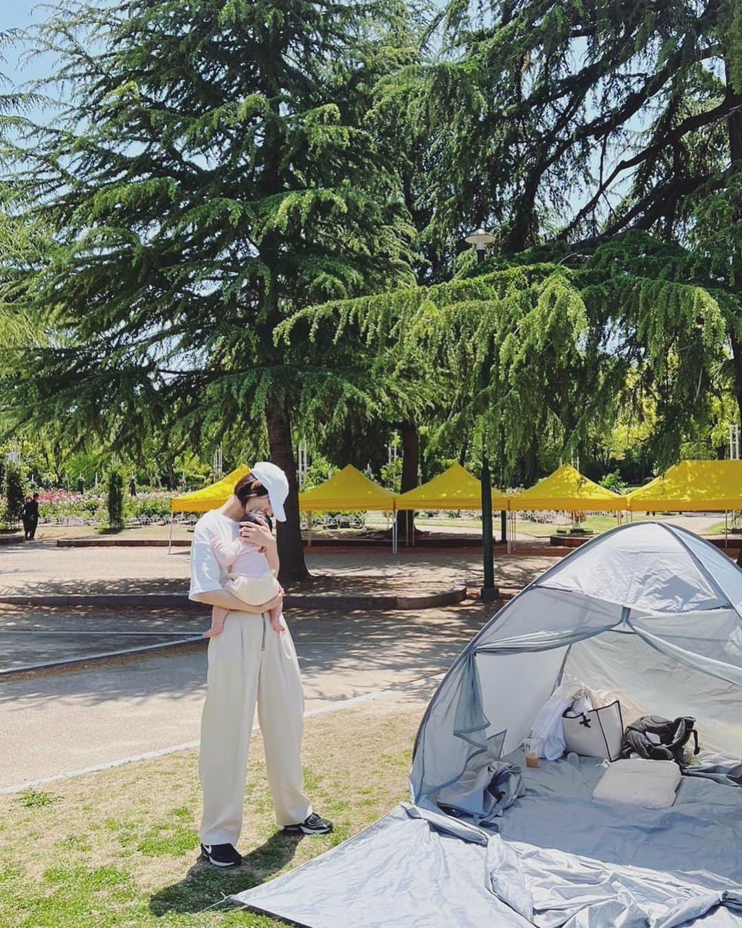 岡本あずさのインスタグラム：「初めての電車。初めての公園。 あなたの大冒険は、母にも大冒険だったりするのです🤱 お疲れさま🫶」