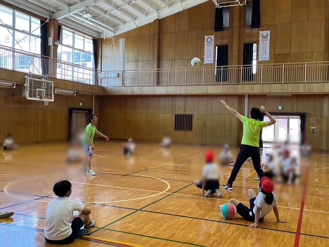 大山加奈さんのインスタグラム写真 - (大山加奈Instagram)「. 東京都の 【豊かな心を育む体験活動の充実事業】の 第1回目の授業が 本日葛飾区立梅田小学校にて実施され その講師を務めさせていただきました‼︎ . . 4年生と6年生のみなさんへ 講話とバレーボールの体験授業を。 . こちらの問いかけに たくさん手を挙げて答えてくれたり、 一生懸命話を聴いて わたしがバレーボールからもらった宝物を たくさん見つけてくれて とても嬉しかったです‼︎ . バレーボールの体験授業も 夢中になって楽しんでくれていて とっても幸せでした☺️💓 . . スポーツは正しい取り組み方をすれば 心を豊かにしてくれる力があると わたし自身も信じています。 しかし残念ながら 逆に作用してしまっていることも 少なくありません。 もう諦めてしまいたくなることもあるけれど 子どもたちのために諦めず こうしてコツコツと スポーツの楽しさや魅力を これからも伝え続けていきたいです。 . . 貴重な機会をくださった関係者のみなさま 葛飾区立梅田小学校のみなさん ありがとうございました‼︎ . たくさんの学校に伺えるのを楽しみにしています‼︎ . #豊かな心を育む体験活動の充実事業 #東京都#葛飾区立梅田小学校 #講話#講演会#バレーボール体験 #バレーボール教室#スポーツで心を豊かに」5月2日 14時18分 - kanaoyama0619