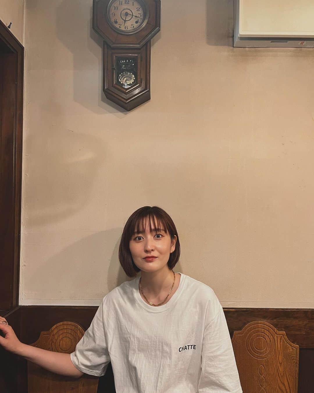 岩井七世のインスタグラム：「髪も切ったし夏も近いから、首や耳にアクセサリーが欲しくなってきて  汗や水につよくて錆びなくて 気兼ねなくつけっぱなしにできるアクセサリーが欲しくて、ネックレスを買ってみた。金属アレルギーも対応。こういうの集めたい。ゆびがぽってぽてなのは置いといてだな。  #LIMELY #サージカルステンレス」