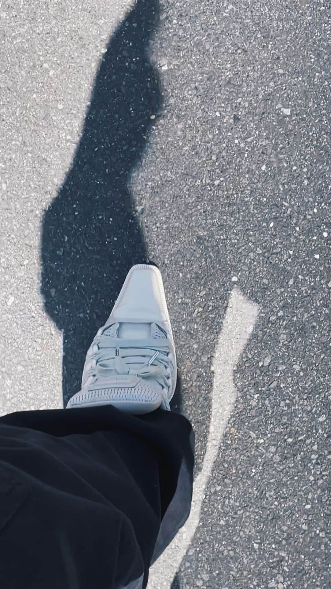 藤川ありすのインスタグラム：「YELLO［ @yelloshoes_official ］のサンダル 指先がスニーカーでもふもふだから 全く靴擦れしなくて痛くない。 ヒールが苦手な私でも表参道から渋谷まで歩けたり この前10時間以上履けたりして神サンダルです。 まだあるかもしれないからヒール欲しい人はぜひ買うべき! こんなヒールを考えた @ayastella_ さんは天才🌙  #今日のコーデ #サンダル #夏 #夏コーデ #春コーデ #ヒール #イエロ #yello」