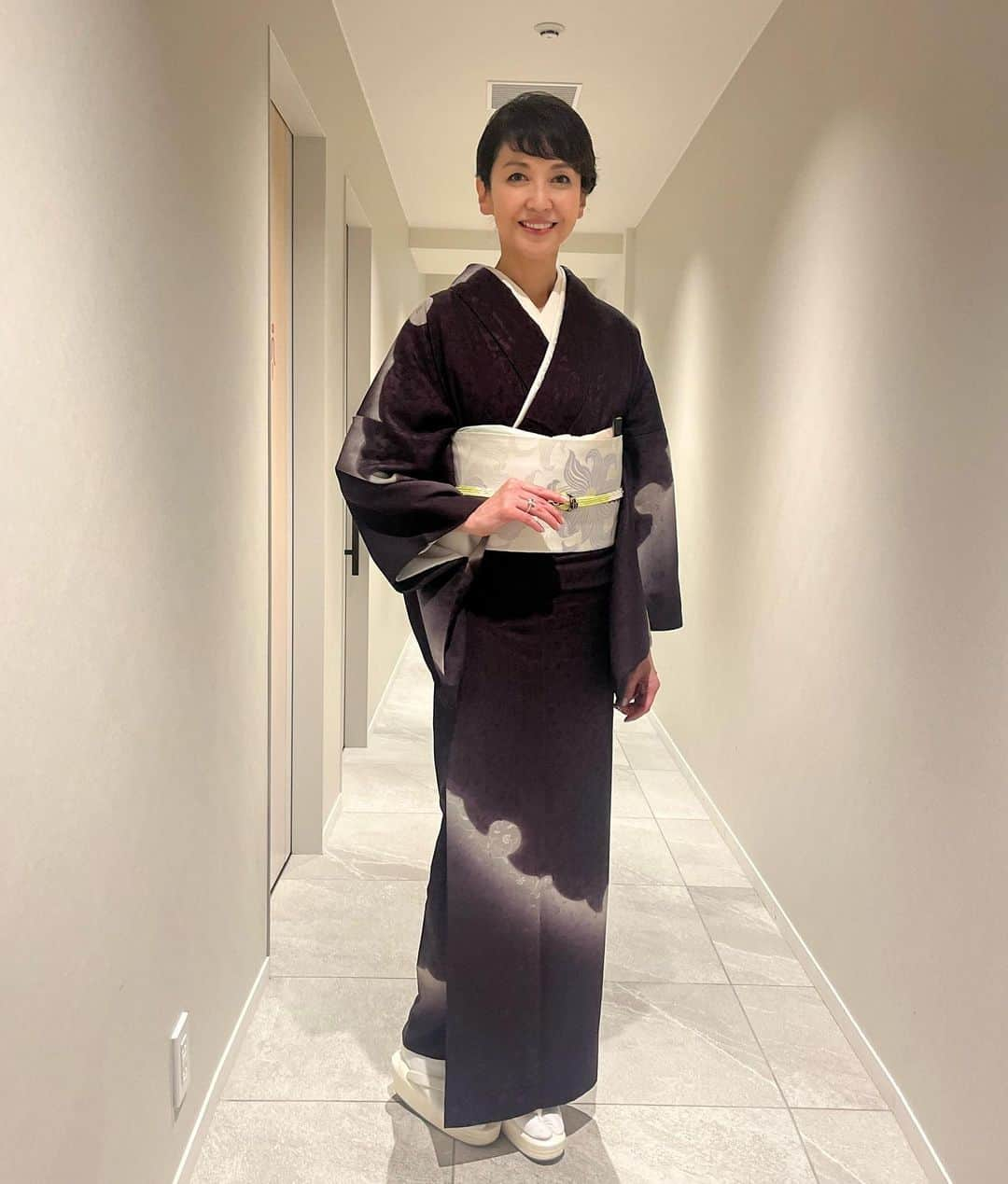 賀来千香子さんのインスタグラム写真 - (賀来千香子Instagram)「こんにちは✨  先日、世界文化社の『きものSalon サロン ド オペラの会』のトークイベントに出演させていただきました✨  綺麗なお着物姿の皆様の前で、『アイーダ』や三大テノールにハマってたお話、着物の品格や、私のお気に入りの着物のお話、最後は、⚾️大谷選手の美しさ‼️に至るまで、皆様と楽しいお時間を共有させていただきました☺️  お着物は、無双の雪輪、品の良い迫力があり、素敵ですよね✨ こちらは、『きものSalon』編集長の森内さん✨ お綺麗で華やかで、いつも笑い過ぎる位、楽しく御一緒させていただいてます💕  『アイーダ』を鑑賞♪ 先ずセットの光と影に目を奪われ、凱旋の場の迫力は圧巻‼️ 美しい数々のアリア、ラストの上下のセットでのそれぞれの切なさに感動😭 ずっと観劇し続けたい作品です😍  それから、以前『きものSalon』で出させていただいた、私の訪問着✨ この色と柄が何とも言えず好きで、一番お気に入りの着物です☺️  民族衣装はどちらも美しいですが、着物の品格は永遠で、別格だと思います💖  #世界文化社 #きものsalon #きもの #着物 #着物コーディネート #アイーダ  #オペラ #賀来千香子 #chikakokaku」5月2日 14時19分 - chikako_kaku_official