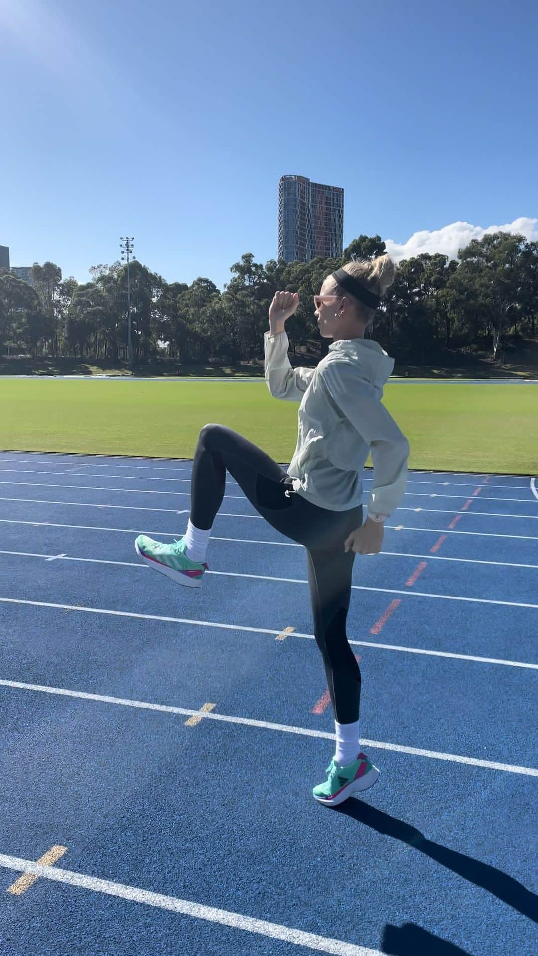 エレナー・パターソンのインスタグラム：「a whole lot of work, new milestones, some questionable camera work & a few of these thrown in ✌🏼✌🏼✌🏼= training moments 🏃‍♀️💨」