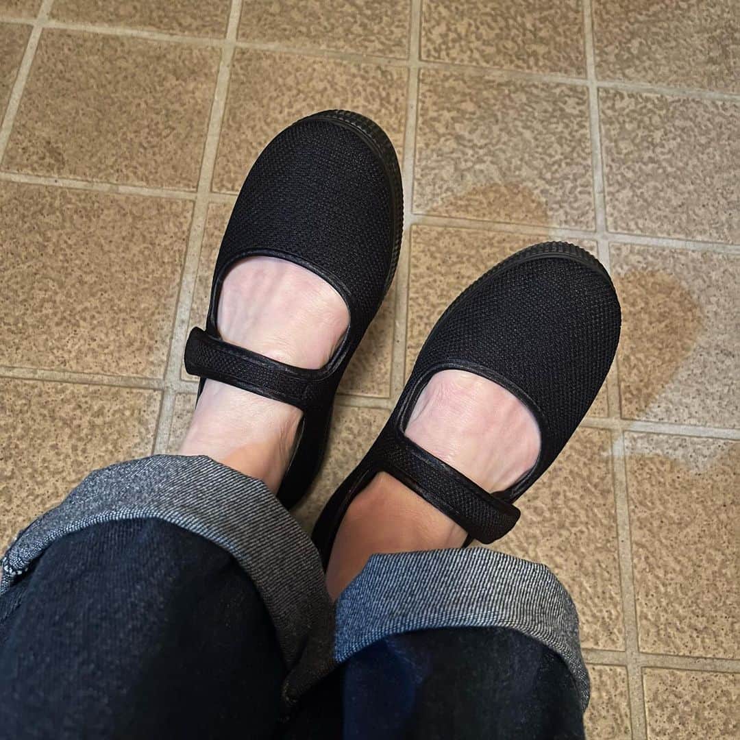 Nao☆ さんのインスタグラム写真 - (Nao☆ Instagram)「最近はスニーカーしか履いていなかったけど、履きやすいし割と走れるし最高な靴👟🖤！   ALBEROLA × CAROLINA GLASER / メリージェーンの厚底シューズめちゃんこ可愛い🥹🖤  ワンサイズ大きいけど22.5センチというなかなかないサイズがあったので 思わず2色ゲットしてしまった🥹🖤🤎🖤🤎  割とコスパもいいし最高すぎる🌷🌷🌷」5月2日 14時24分 - nao_ngc