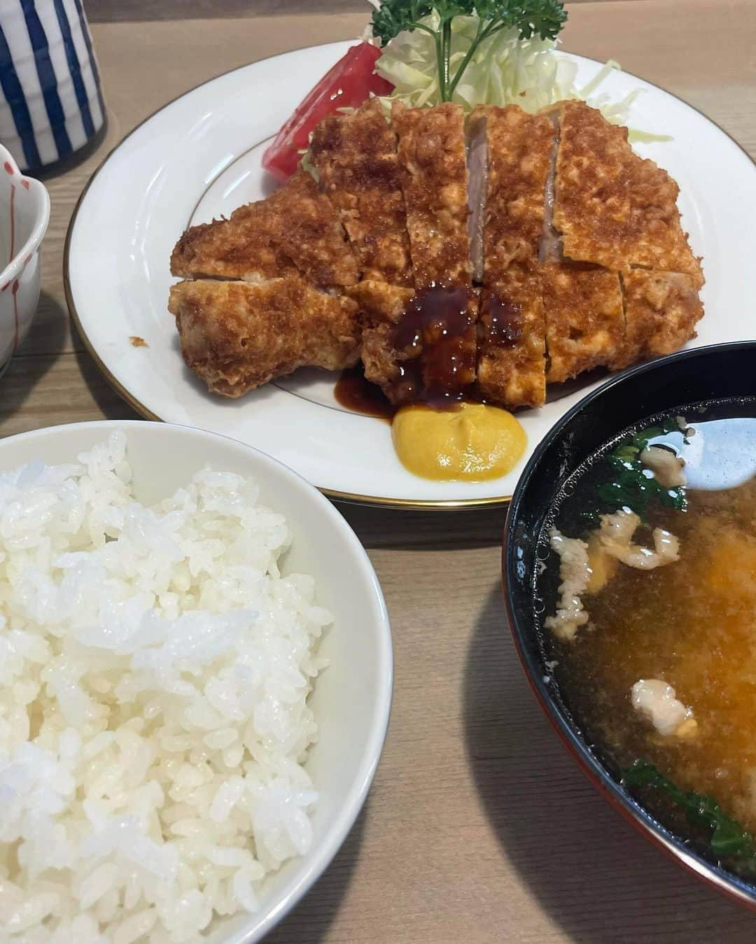 松山三四六さんのインスタグラム写真 - (松山三四六Instagram)「🍖  地元松本人に愛される 隠れた名店 とんかつ「めぐろ」😚  リズミカルに たったひとりでトンカツを揚げる ご主人に話を聞くと、 なんと、今年で40年‼️  ずっと トンカツ一筋😳  今日は 友とたまたまサウナで会って、 ここに連れて来てもらって、 美味しくランチしました♪  ご馳走さまです😁  さあ、 今日は 「どん底」だ🍢  #松本グルメ #とんかつ #名店 #老舗 #サ飯」5月2日 14時24分 - sanshiroumatsuyama