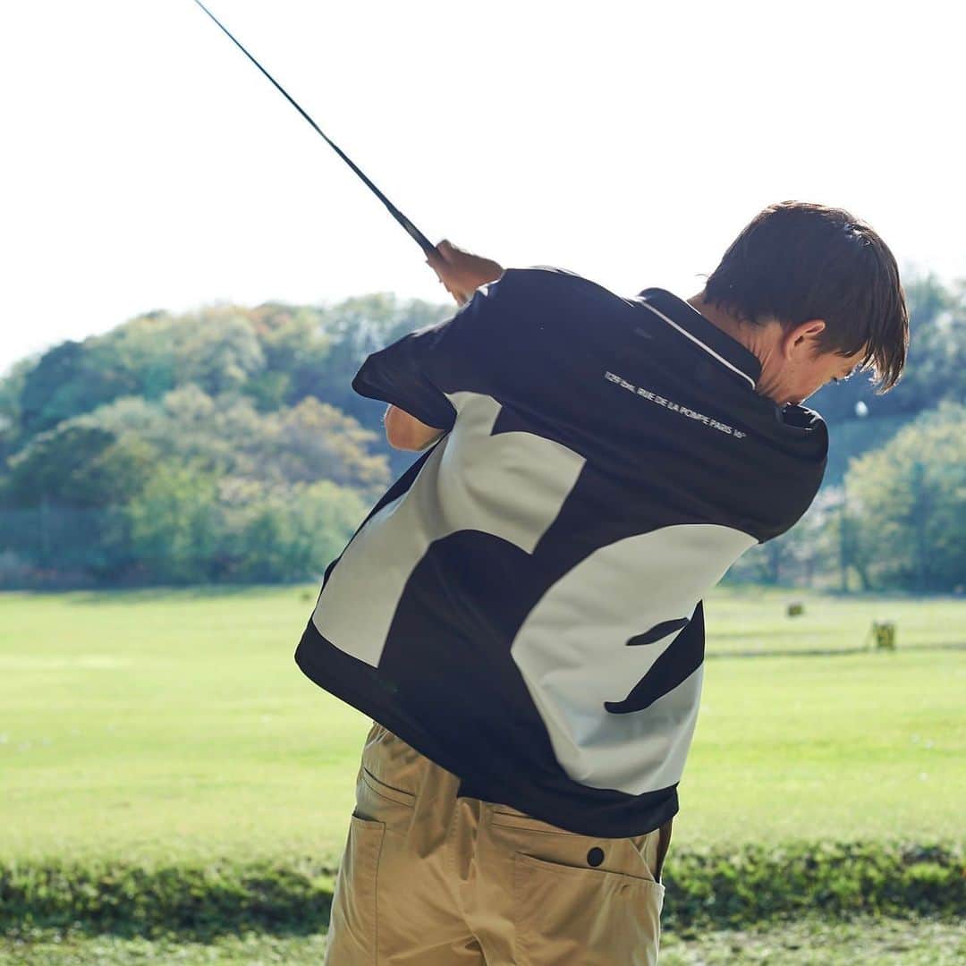 のインスタグラム：「@renoma_golf_jp   . 【23SS NEW ITEM】 5/6（土）10:00～オンラインストアで販売開始  renomaのビックロゴが印象的なモックネックのプルオーバー。 特殊な仮撚工程による膨らみ感のある糸で、ポリエステルの鹿の子素材を使用しています。 夏に最適な吸水速乾、UVカット機能、動きやすいストレッチ機能付き。  ＜BIG LOGO MOCK NECK PULLOVER＞ カラー：BLACK/BEIGE サイズ:S/M/L/XL (S) 総丈 68cm,肩幅 50cm,身幅 51cm,袖丈 27cm (M) 総丈 71cm,肩幅 52cm,身幅 54cm,袖丈 27.5cm (L) 総丈 74cm,肩幅 54cm,身幅 57cm,袖丈 28cm (XL)総丈 77cm,肩幅 56cm,身幅 60cm,袖丈 28.5cm  ご購入はプロフィールのURLより。  #renomaparis #renomagolf #takashikumagai @takashikumagai_official @renoma_golf_jp」