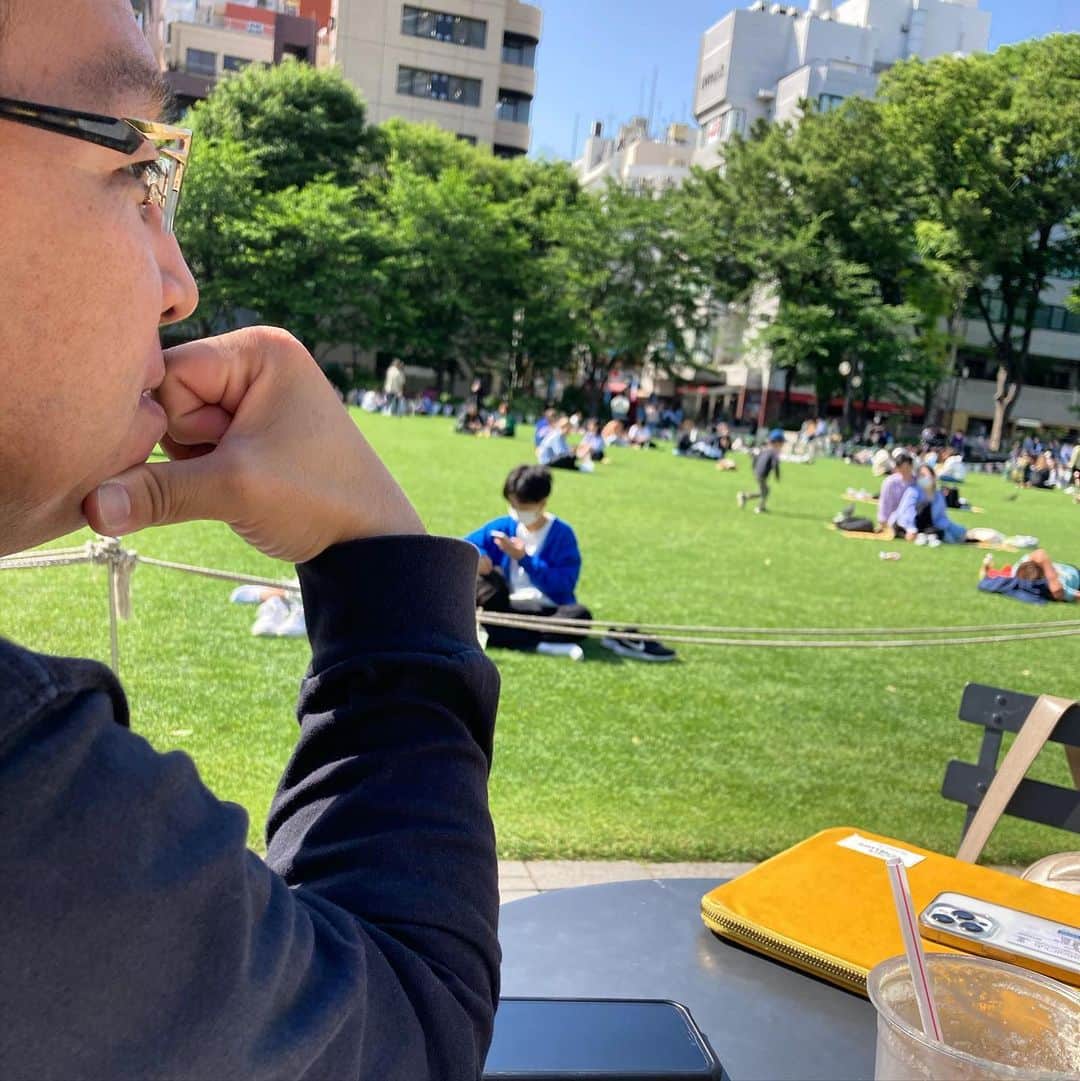 大川佑さんのインスタグラム写真 - (大川佑Instagram)「本日の青空会議。天気が良いので、アイデアもいい感じ💡」5月2日 14時31分 - tasuku.okawa