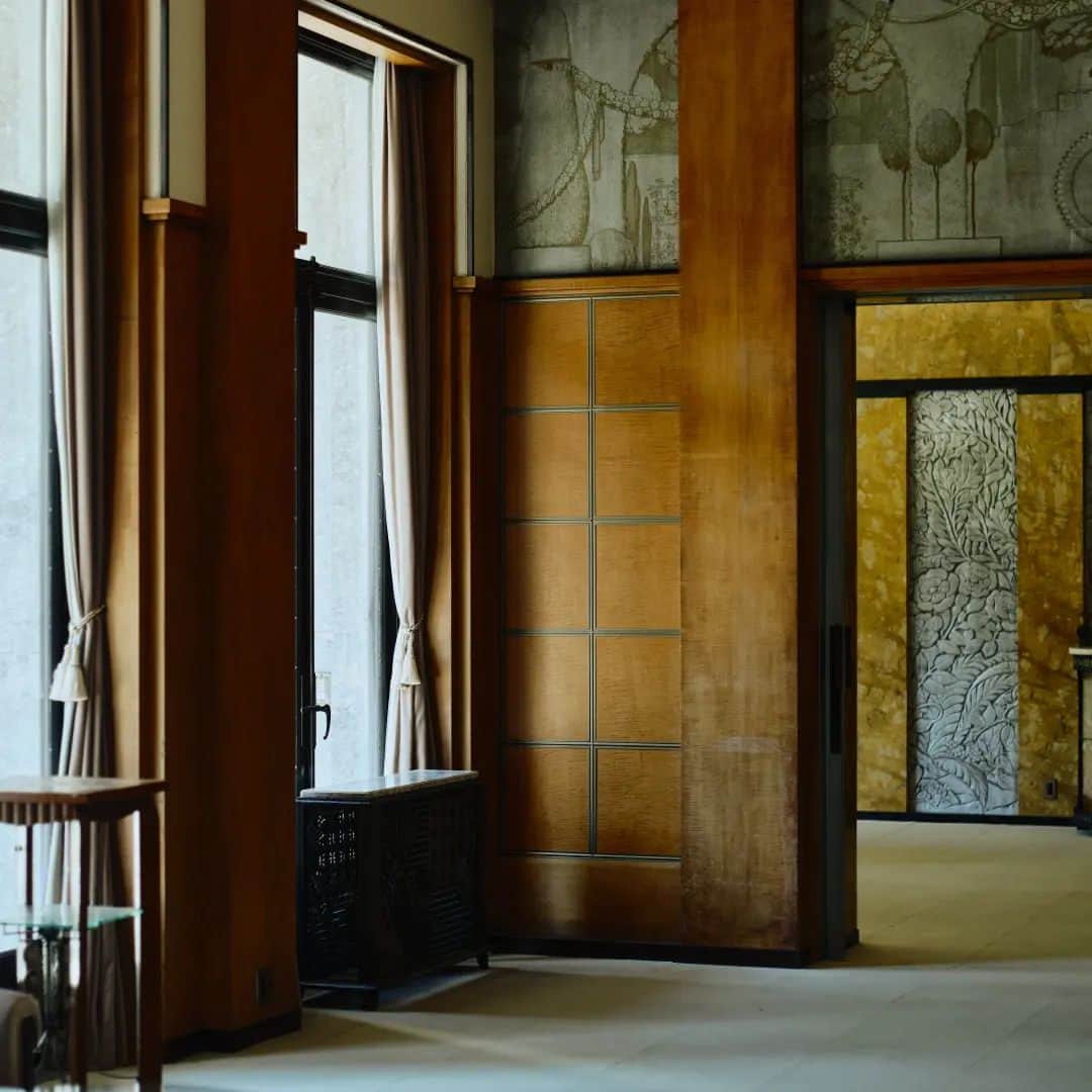 東京都庭園美術館さんのインスタグラム写真 - (東京都庭園美術館Instagram)「【開催中｜邸宅の記憶展】 1920年代前半のアール・デコ全盛期に、パリに滞在された朝香宮夫妻。 帰国後、自邸の建設にあたり、フランス人芸術家アンリ・ラパンに主要な部屋の設計を依頼するなど、アール・デコの精華を積極的に取り入れました。 邸宅の随所から夫妻の熱意とこだわりが表れています。  #東京都庭園美術館 #邸宅の記憶展 #邸宅の記憶 #旧朝香宮邸 #アールデコ #建物公開 #建築 #東京 #工芸 #着物 #tokyometropolitanteienartmuseum #teienartmuseum #artdeco #architecture #tokyo #tokyomuseums #Teien40th」5月2日 14時43分 - teienartmuseum