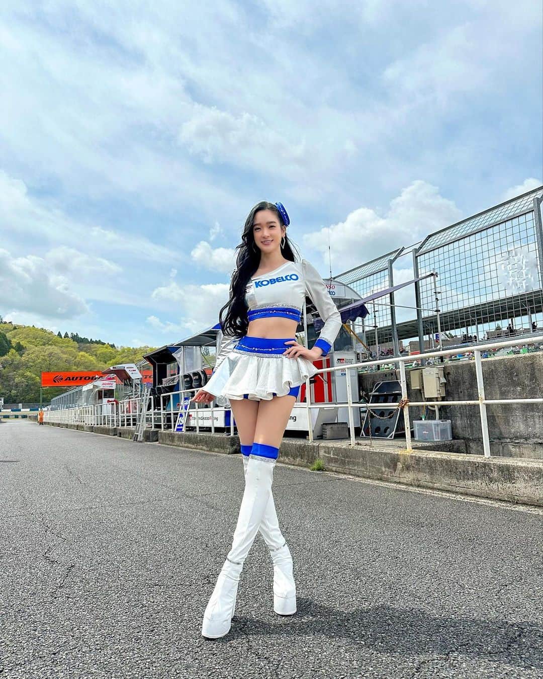 太田麻美のインスタグラム：「明日からはSUPER GT Rd,2富士🗻 GWの富士スピードウェイ とても賑やかになりそうですね✨ 今回も、私達は盛り沢山な分刻みのスケジュールでサーキットを駆け抜けます✨ 是非沢山会いに来てください🫰🏻 富士戦も一緒に楽しみましょう❣️  TGR TEAM SARDへ熱い！熱い！応援を！ 是非、是非、是非、宜しくお願いします🫡💙❤️  #tgrteamsard #kobelco #kobelcogirls #racequeen #rq #costume #fujispeedway #fuji #コベルコガールズ #レースクイーン #コスチューム」