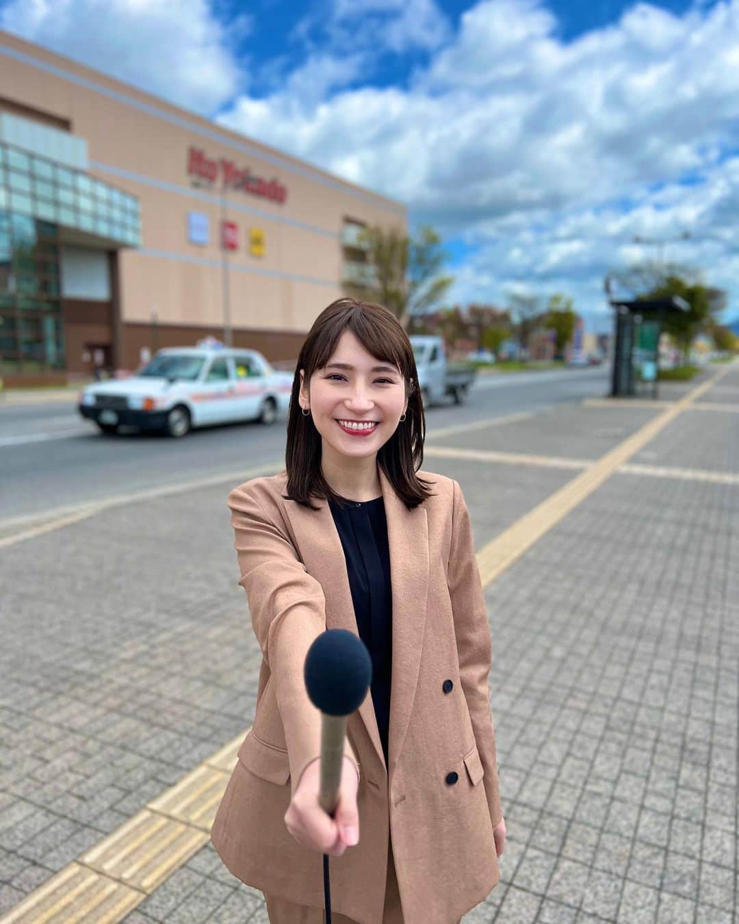 澤田愛美のインスタグラム：「.  皆さんは大型連休、どう過ごしますか？🫶  あすから始まる5連休。 そして月曜・火曜に休んでいたら9連休！  きょうは青森市内で ゴールデンウィークにやりたいことを インタビューしていました🎤  9連休という方もいらっしゃれば 仕事で2.3日の連休という方も。 過ごし方もそれぞれ🐾  午後6時15分〜のハレのちあしたで 県内の様子とともにお伝えします🙌  ぜひご覧ください☺️  .   #大型連休 #ゴールデンウィーク #青森朝日放送 #ハレのちあした #ニュース #報道 #インタビュー #アナウンサー」