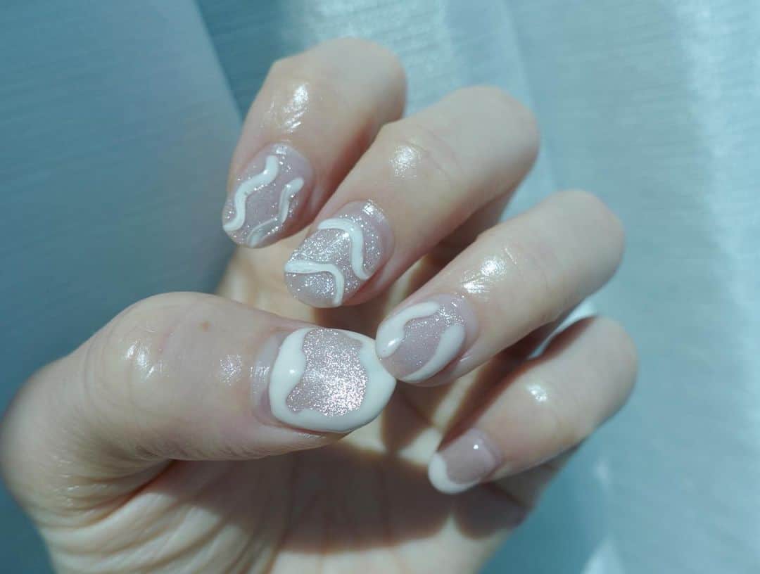 黒坂優香子さんのインスタグラム写真 - (黒坂優香子Instagram)「💅🫧  NEW nail🫶🏻  絶妙なピンクカラーのマグネットネイルに、オフホワイトのうにょうにょデザイン♡  マグネットネイル初めてやったんだけど可愛すぎる…！  何色か混ぜて作ってくれたこの絶妙なピンクも可愛くてお気に入り♡  @deicy_shibuya  @nanachan_0317  いつもありがとう♡  #nails #ネイル」5月2日 14時53分 - yukakokurosaka0606