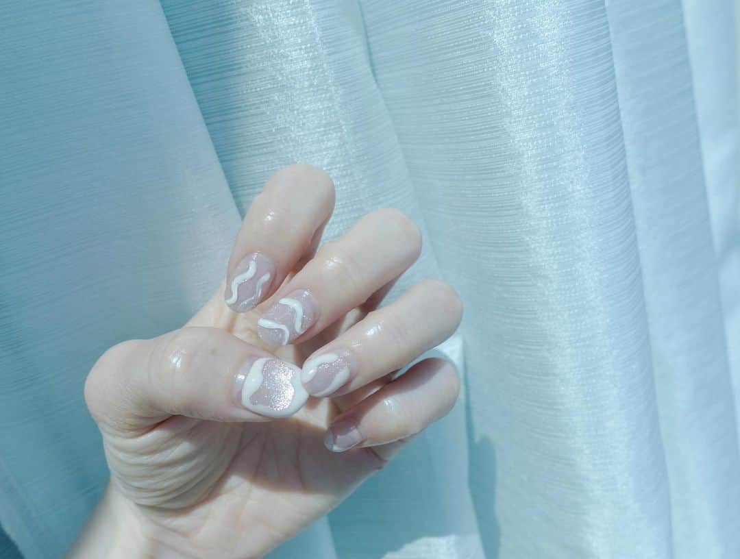 黒坂優香子さんのインスタグラム写真 - (黒坂優香子Instagram)「💅🫧  NEW nail🫶🏻  絶妙なピンクカラーのマグネットネイルに、オフホワイトのうにょうにょデザイン♡  マグネットネイル初めてやったんだけど可愛すぎる…！  何色か混ぜて作ってくれたこの絶妙なピンクも可愛くてお気に入り♡  @deicy_shibuya  @nanachan_0317  いつもありがとう♡  #nails #ネイル」5月2日 14時53分 - yukakokurosaka0606
