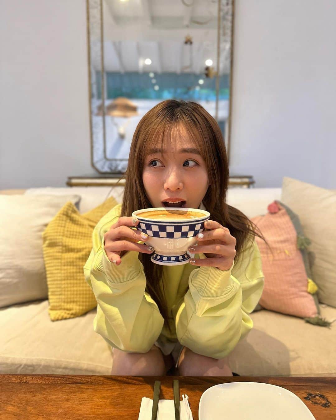 鄭茵聲のインスタグラム：「第一次喝到這種碗公拿鐵 😆 #陽明山的某處咖啡廳」