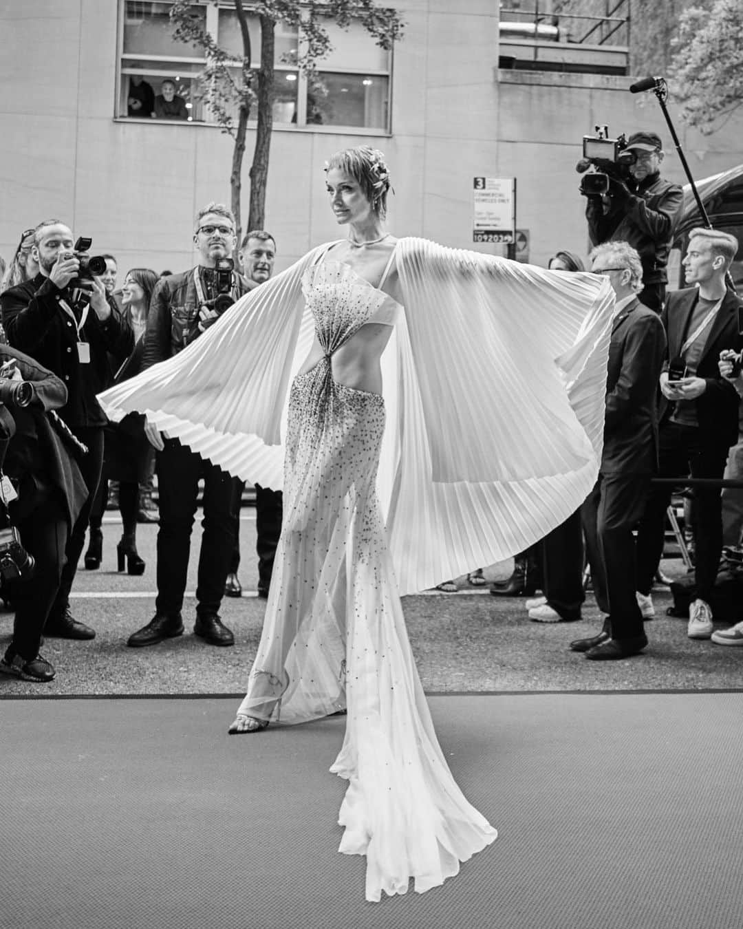 アンバー・ヴァレッタさんのインスタグラム写真 - (アンバー・ヴァレッタInstagram)「A magical moment at The Met in honor of the one and only Karl Lagerfeld. My dress was made with so much care by Anita. She worked with Karl for 50 years interpreting his visions. Thank you to the entire Karl Lagerfeld team (a special thanks to Hun Kim head designer for making my dream come to life) !  The beauty was by my loves @yad1m and @teddycharles35 mani by my @raphaelcharles_  and style was set by my girl @karlawelchstylist my gorgeous headpiece was made by the incredible @stephenjonesmillinery  lastly thank you to my friend and collaborator @pierpaolorighi  @karllagerfeld 🖤🤍🖤 we love you, Karl 🪭 b&w 📷by the incredible @gavinbondphotography」5月2日 14時45分 - ambervalletta