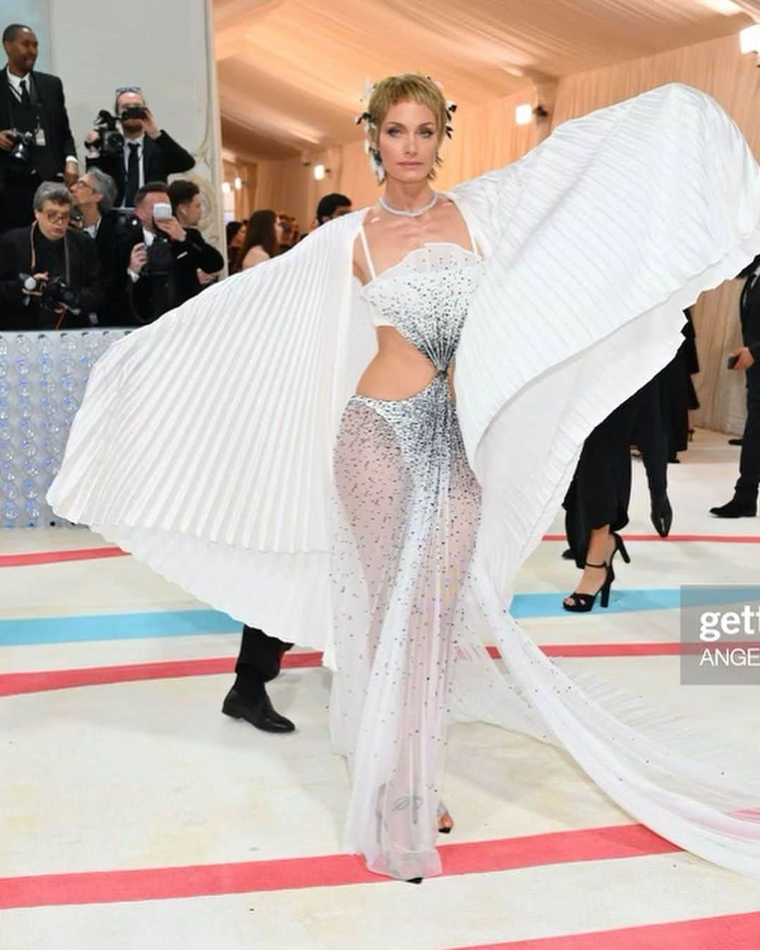 アンバー・ヴァレッタさんのインスタグラム写真 - (アンバー・ヴァレッタInstagram)「A magical moment at The Met in honor of the one and only Karl Lagerfeld. My dress was made with so much care by Anita. She worked with Karl for 50 years interpreting his visions. Thank you to the entire Karl Lagerfeld team (a special thanks to Hun Kim head designer for making my dream come to life) !  The beauty was by my loves @yad1m and @teddycharles35 mani by my @raphaelcharles_  and style was set by my girl @karlawelchstylist my gorgeous headpiece was made by the incredible @stephenjonesmillinery  lastly thank you to my friend and collaborator @pierpaolorighi  @karllagerfeld 🖤🤍🖤 we love you, Karl 🪭 b&w 📷by the incredible @gavinbondphotography」5月2日 14時45分 - ambervalletta