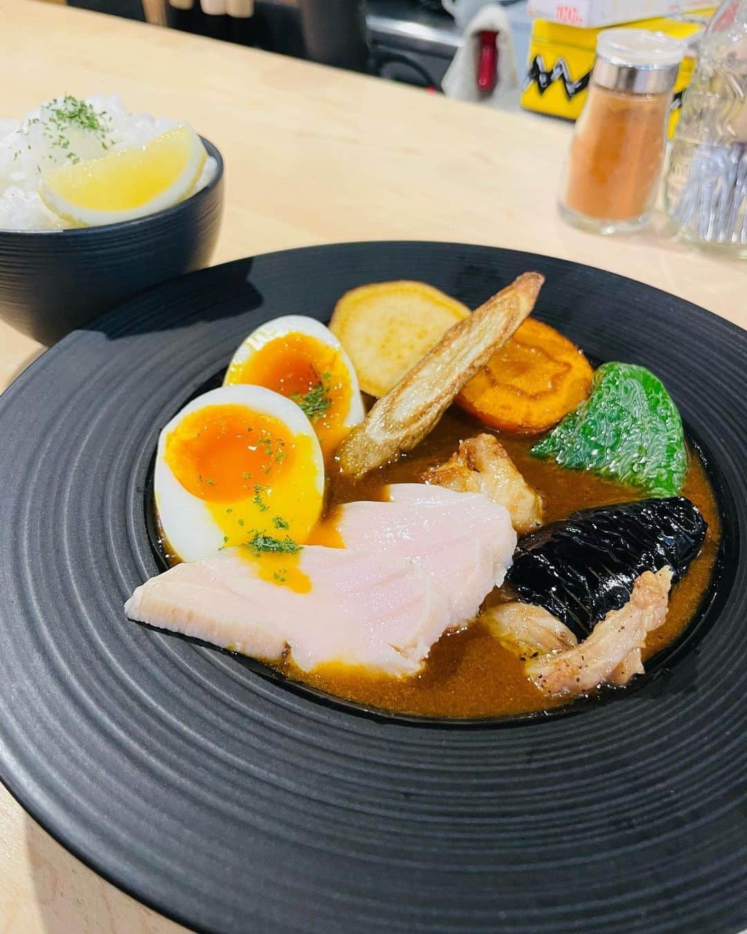 西代洋さんのインスタグラム写真 - (西代洋Instagram)「美味いンスタグラム♪  カレーは飲み物です♪ 我々D芸人に語り継がれる金言。  ここは若きこだわり兄ちゃんが毎朝手作りで作るスープカレー！ グルテンフリーでサラサラ！ 軽くて旨味が口に入れた瞬間 ボヤッとせず、鋭利な角度で口に広がる  白ごはんにレモンを絞ってサッパリのアクセントも抜群！！  食べていると汗は出てくるので カレーの必須現象は起こる♪ トッピングも絶妙で余計なことはせず ストレートに味を感じれて サラサラカレールーとの相性抜群！  西区新町でオシャレな横揺れの音楽を聴きながら汗をたらす！ 食べた後の重い感じが全くなく 超軽いスープカレー！！  カレーは飲み物です♪  #大阪 #おおさか  #osaka  #カレー #スープカレー #グルテンフリー #food  #6THPACK #新町  #ランチ」5月2日 14時47分 - onikuchan0927