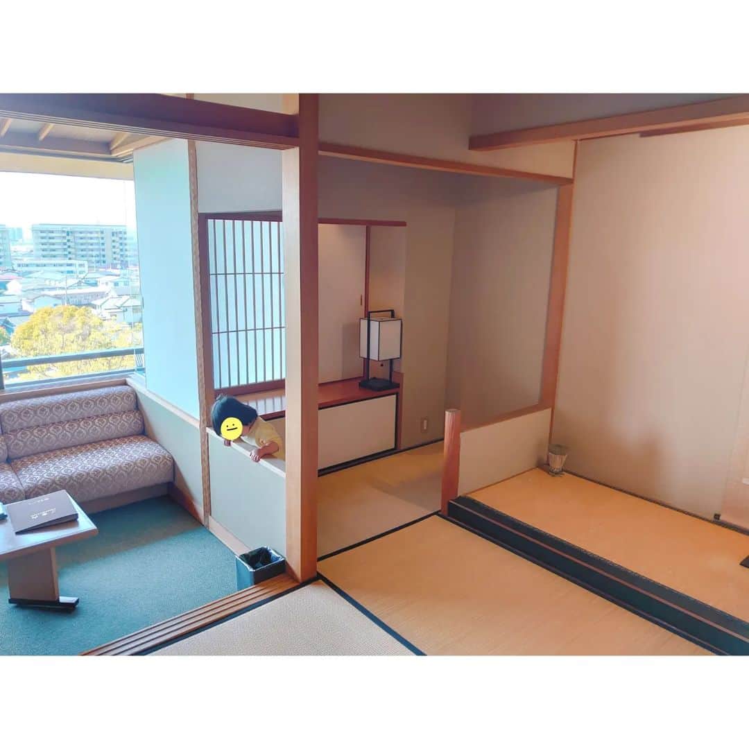 矢田部ゆかさんのインスタグラム写真 - (矢田部ゆかInstagram)「両親と山梨旅🗻✨  お宿は常磐ホテル🌿  ここは私と夫が以前泊まったことあるんだけど、雰囲気もお料理も良くていつか両親を連れてきたいなと思ってて今回実現✨ ロビーから見えるお庭が素敵… お嬢は探検しまくりでした👧🎶 お部屋は富士山ビュー🗻  ちなみに皇室ゆかりの宿で将棋や囲碁のタイトル戦の会場にもなるホテル😊  名探偵コナンのアニメ「太閣恋する名人戦」にもこの宿が登場します（聞いてないw）  #常磐ホテル  #山梨旅行 #山梨ホテル #山梨旅館 #名探偵コナン #太閣恋する名人戦」5月2日 14時48分 - yucaparis93