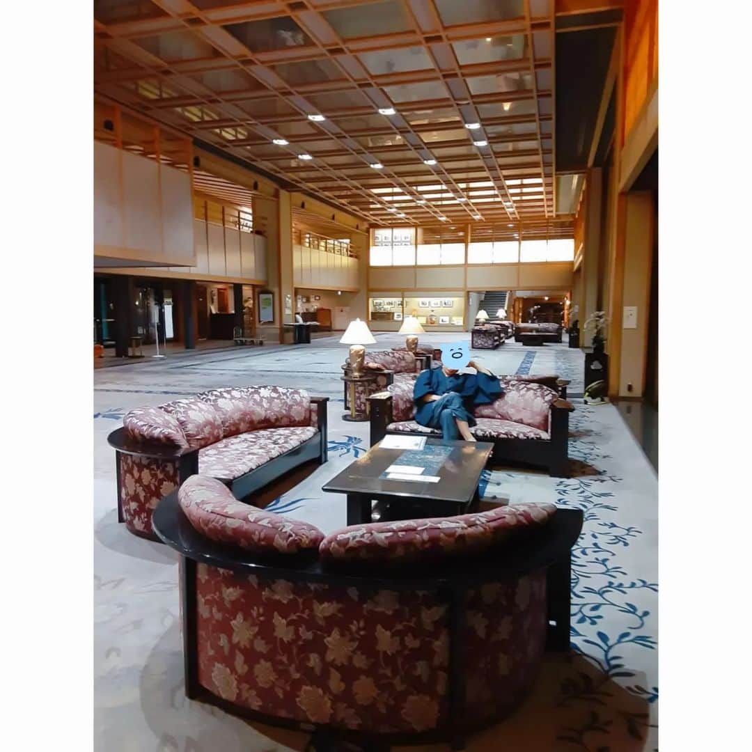 矢田部ゆかさんのインスタグラム写真 - (矢田部ゆかInstagram)「両親と山梨旅🗻✨  お宿は常磐ホテル🌿  ここは私と夫が以前泊まったことあるんだけど、雰囲気もお料理も良くていつか両親を連れてきたいなと思ってて今回実現✨ ロビーから見えるお庭が素敵… お嬢は探検しまくりでした👧🎶 お部屋は富士山ビュー🗻  ちなみに皇室ゆかりの宿で将棋や囲碁のタイトル戦の会場にもなるホテル😊  名探偵コナンのアニメ「太閣恋する名人戦」にもこの宿が登場します（聞いてないw）  #常磐ホテル  #山梨旅行 #山梨ホテル #山梨旅館 #名探偵コナン #太閣恋する名人戦」5月2日 14時48分 - yucaparis93