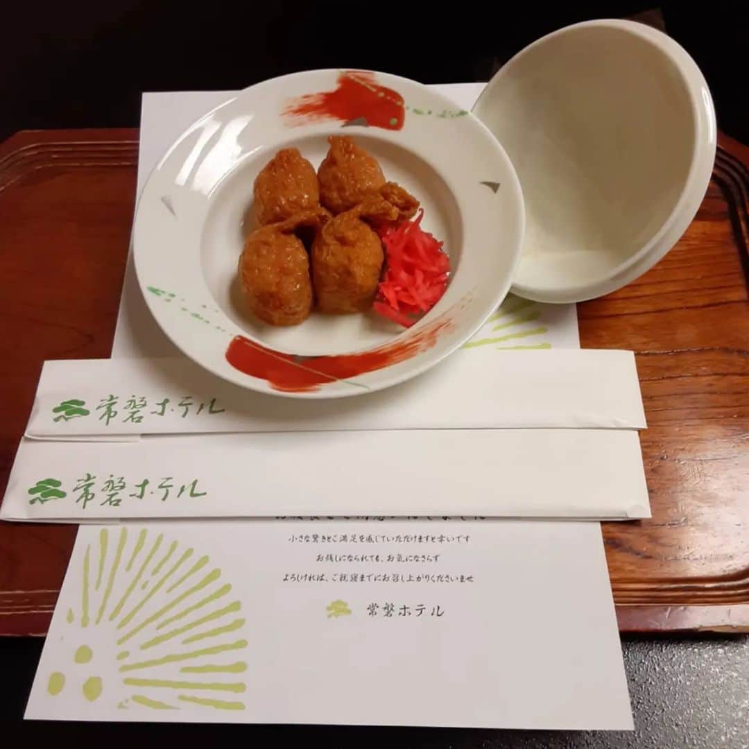 矢田部ゆかさんのインスタグラム写真 - (矢田部ゆかInstagram)「両親と山梨旅🗻✨  お宿は常磐ホテル🌿  ここは私と夫が以前泊まったことあるんだけど、雰囲気もお料理も良くていつか両親を連れてきたいなと思ってて今回実現✨ ロビーから見えるお庭が素敵… お嬢は探検しまくりでした👧🎶 お部屋は富士山ビュー🗻  ちなみに皇室ゆかりの宿で将棋や囲碁のタイトル戦の会場にもなるホテル😊  名探偵コナンのアニメ「太閣恋する名人戦」にもこの宿が登場します（聞いてないw）  #常磐ホテル  #山梨旅行 #山梨ホテル #山梨旅館 #名探偵コナン #太閣恋する名人戦」5月2日 14時48分 - yucaparis93