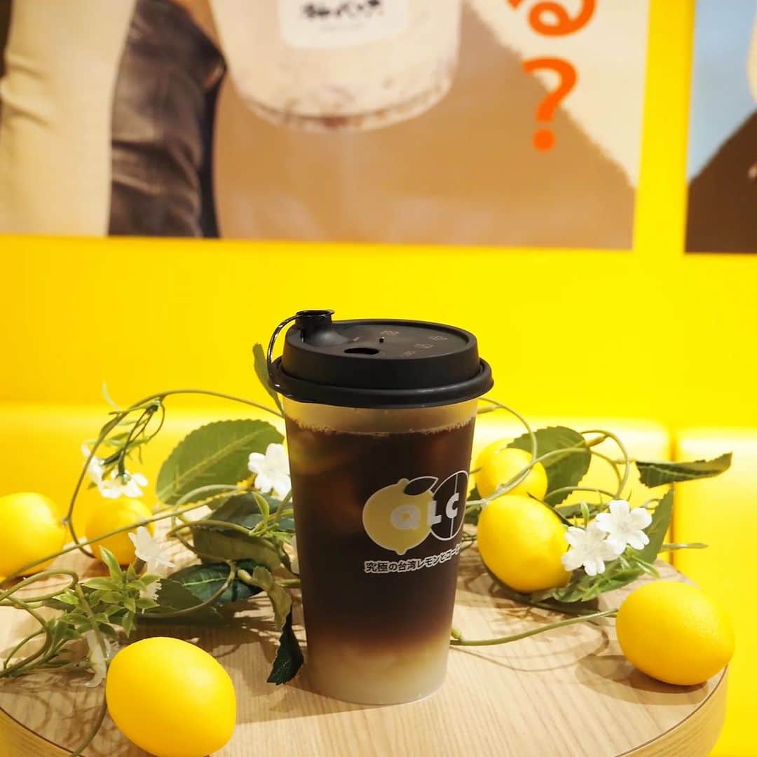 Kuboi Ayumiさんのインスタグラム写真 - (Kuboi AyumiInstagram)「【期間限定！ポップアップストア】  バナナの神様 原宿竹下通り店でヒカル×てんちむプロデュースのドリンクが楽しめます。  「てんの神バナナスムージー」（てんちむさん監修） 「究極の台湾レモンとコーヒー」（ヒカルさん監修）  「てんの神バナナスムージー」は国内流通量0.1%以下の希少な 国産バナナ「神バナナ」を皮ごと使用した神バナナスムージーをよりリッチに仕上げたもの。 甘さは控えめで後味サッパリ！  「究極の台湾レモンとコーヒー」は香り高く甘みの強い台湾産のレモンにコーヒーとナタデココを合わせた 新感覚なドリンク。 すっぱいけど、ちょっと苦くて、プルンとしたナタデココが甘くて、なんだか楽しい。  皮ごと食べられる神バナナも買えるので、バナナ好きな方はぜひ行ってみてくださいね。 ちなみに、私は大好きな究極のブロッコリーと鶏胸肉も一緒にテイクアウトしてきました。 ヘルシーでしっとりとしていておいしいので、ダイエット中の方などにもおすすめですよ。  ■ポップアップストア（@877nokamisama_harajuku）  期間：4/29～5/7 時間：10：00～20：00 場所：バナナの神様 原宿竹下通り店 （東京都渋谷区神宮前1-6-8　井口ビル3階）  ○+●+○+●+○+●+○+●+○+●+○+●+○+●  @himekagami　←　click♡  簡単＆時短ごはん、育児情報など発信中！ 投稿が気に入ったら保存&フォローしていただけるとうれしいです。 いつもありがとうございます(^^)  ○+●+○+●+○+●+○+●+○+●+○+●+○+●  @qbt.jpn @banananokamisama_official @super_muchiko @tadanokarisuma  #バナナの神様 #バナナ #QBT  #ヒカル #てんちむ #スムージー #バナナジュース #原宿 #原宿カフェ #原宿グルメ #原宿スイーツ #原宿ランチ #harajyuku」5月2日 14時57分 - himekagami