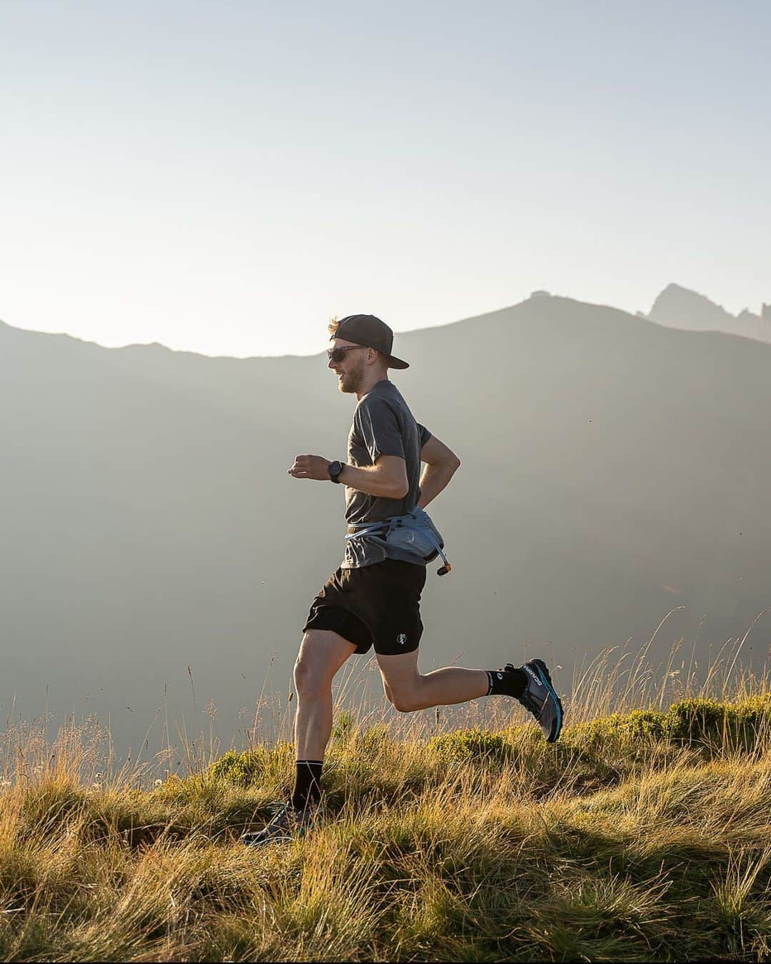 ドイターのインスタグラム：「Putting our new trail running belt to the test on the rugged terrain. It's not just about designing a product, it's about living and breathing the trail running experience. 🏃‍♂️🌲     📸 @richard_buchner - Please tag #deuter to be featured. ❤️ - #deuterforever #deuter #trailrunning #trailrun #runnerslife #runningmotivation #marathoner🚴🏽‍♀️ #findyourflow #natureinspires」