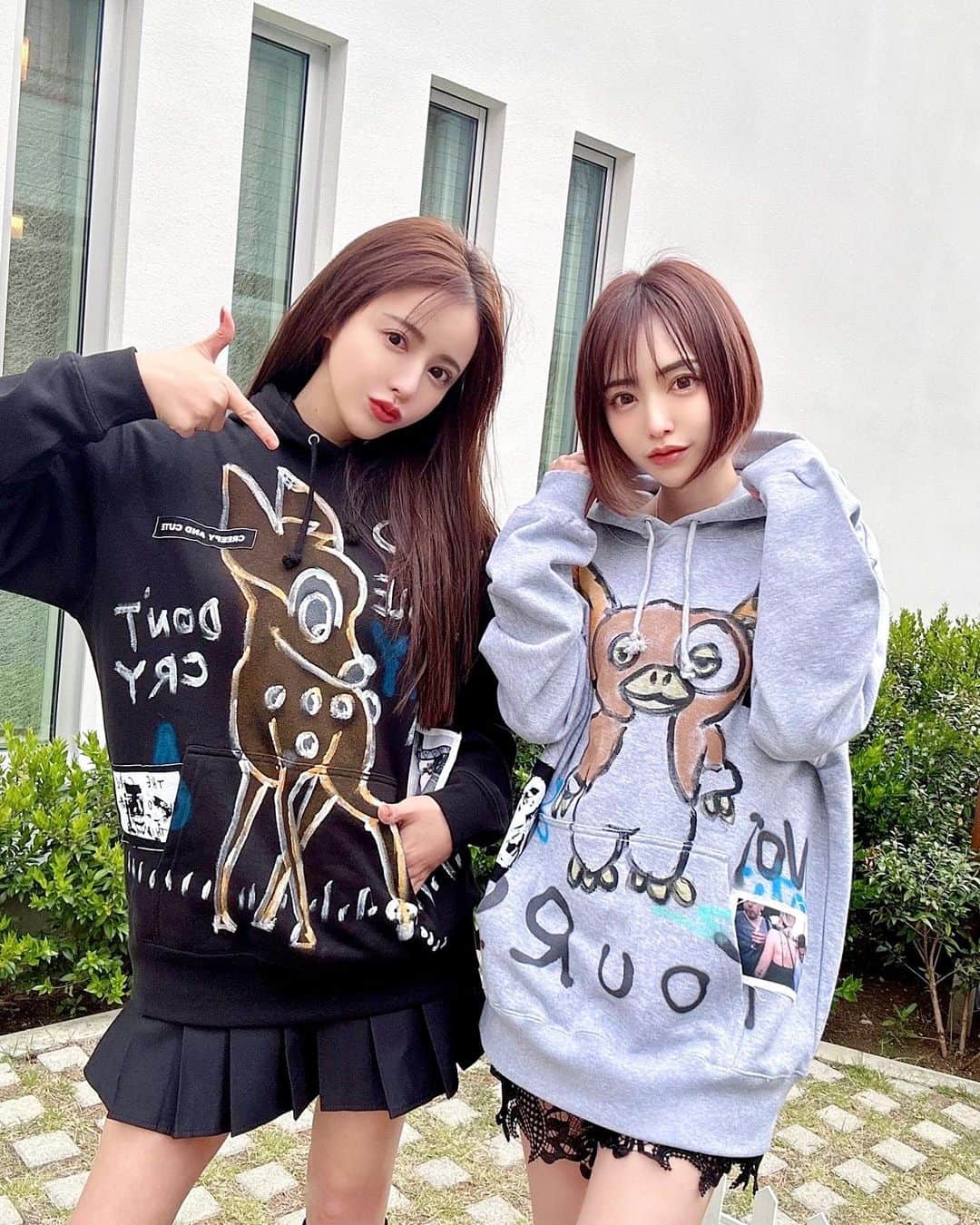 ririのインスタグラム：「このパーカーかわいすぎ😂😂💓💓 @guernika_jpn ✅ 今イケてるブランド💫☝️ さき吉と　#リンクコーデ　(*´∇｀*)✌️  第二弾もお楽しみに🤭㊙️  #love #happy #guernika」