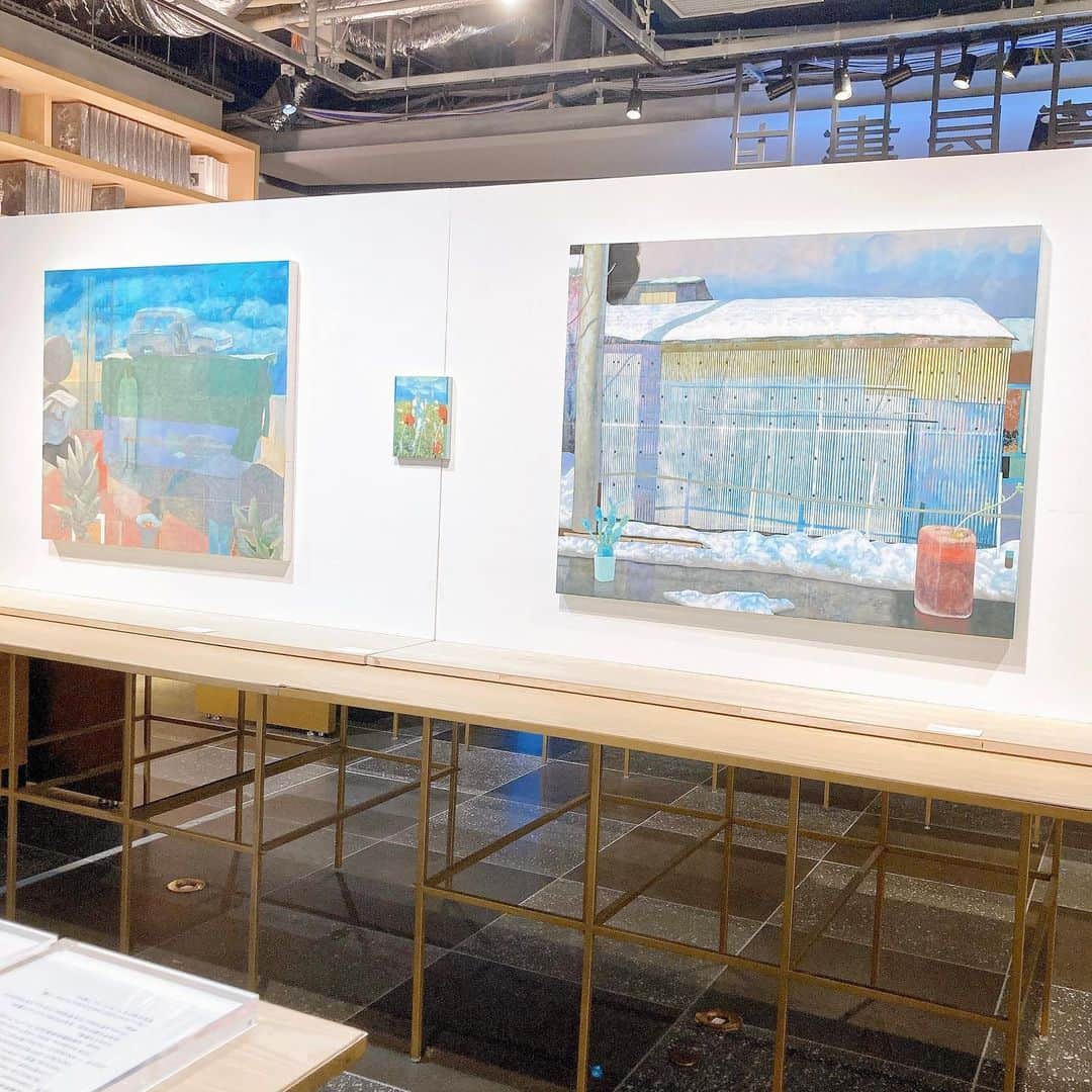 銀座 蔦屋書店さんのインスタグラム写真 - (銀座 蔦屋書店Instagram)「川名晴郎「近未来」  日本画家・川名晴郎の作品展示「近未来」を2023年5月2日(火)～5月18日（木）の期間に店内インフォメーションカウンター前にて開催します。  未来という言葉には今と隔絶したピカピカの都市のイメージが付属していますが、実際には昔からあってくたびれたものと新しいものが常に混在しています。20世紀の建築や風景が日々失われていく今、ずっと続くそうした入れ替わりの中の1点として、たまたま集まった寄り合いのような風景を画面にしてみたいと思い制作した、平面作品6点を発表いたします。  - - - - -  自分の中には2つの風景がある。1つは日常的に目にする風景、もう1つは実際には見たことのないイメージの中の風景である。（例えば60年代のアメリカ、昭和の日本）  知らない時代や行ったことのない場所にはなぜか奇妙な親しみと憧れを感じる。  この2つの風景を絵の中で解体して組み立て直し、色や形を調整することで、いくつかの要素（透明感と物質感、明るさと虚しさ、日常と非日常、、）があるバランスを保って共存するような画面を作りたいと思っている。   川名晴郎  - - - - -     [販売について]  作品は、店頭・オンラインストア「OIL by 美術⼿帖」にて5月2日(火)から販売いたします。  ※作品はプレセールスの状況により展覧会会期開始前に販売が終了することがあります。  会期：2023年5月2日(火) - 2023年5月18日(木) ※終了日は変更になる場合があります。 時間：当店Webサイトをご確認ください。　※最終日は19時まで 場所：銀座蔦屋書店　インフォメーションカウンター前 主催：銀座蔦屋書店 問い合わせ先：03-3575-7755    ▶詳細はこちら https://store.tsite.jp/ginza/event/art/33153-1459240421.html  ▶作品はOIL by 美術手帖でもご覧いただけます。 https://oil.bijutsutecho.com/artist/2637  #川名晴郎 #日本画 #日本画家  #現代美術 #現代アート #作品展 #HaruoKawana #artwork #comtemporaryart #comtemporaryartist #contemporarypainting #japanesepainting #当代艺术 #tokyo #tokyoart #tokyoartgallery #gsix #ginzasix #銀座 #蔦屋書店 #ginza #銀座蔦屋書店 #ginzatsutayabooks #tsutayabooks」5月2日 15時10分 - ginza_tsutayabooks