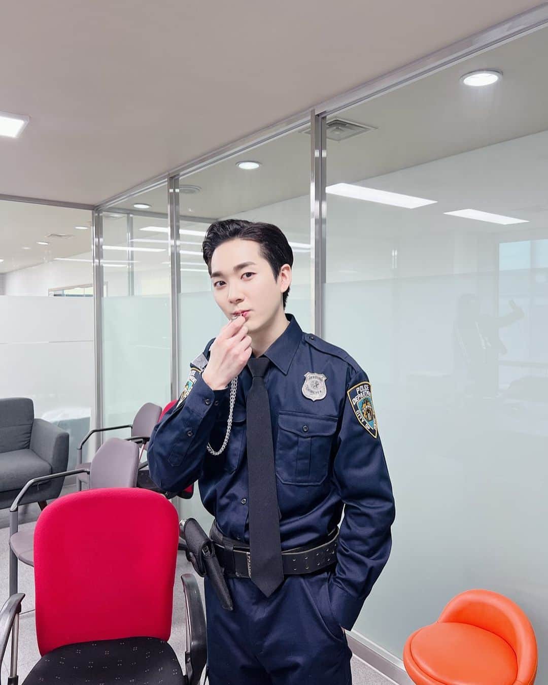 のインスタグラム：「👮‍♀️ 완깐 어색… ㅋㅋㅋ」