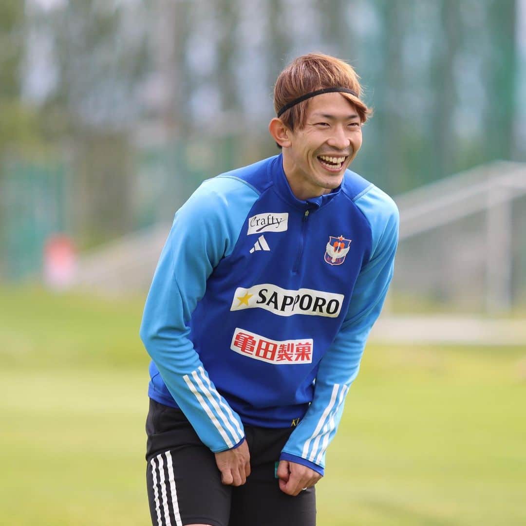 アルビレックス新潟のインスタグラム：「明日はアウェイゲーム💪🦢 📅5月3日（水・祝） 🏆#明治安田生命 #J1 リーグ第11節 ⚔#横浜FC 🕑19:00kickoff 🏟️#ニッパツ三ツ沢球技場 🦢 昨シーズンJ2を共に戦った #横浜FC との一戦です⚔️  昨シーズン黒星を喫したニッパツでの雪辱を果たすために選手たちはトレーニング🏋️を続けてきました✨⚽️ ここで勝利を掴み取り👊夏に向けて良い波に乗っていきましょう🌊  明日の試合もアルビスタイルを貫き⚡️ゴールを奪い取り🥅勝点3️⃣を新潟に持ち帰ります‼️  明日も温かい応援をよろしくお願いします👏  #albirex #niigata #新潟 #横浜 #yokohama #太田修介 #西村遥己 #シマブクカズヨシ #堀米悠斗 #谷口海斗 #三戸舜介 #田上大地 #島田譲 #小見洋太 #高木善朗」