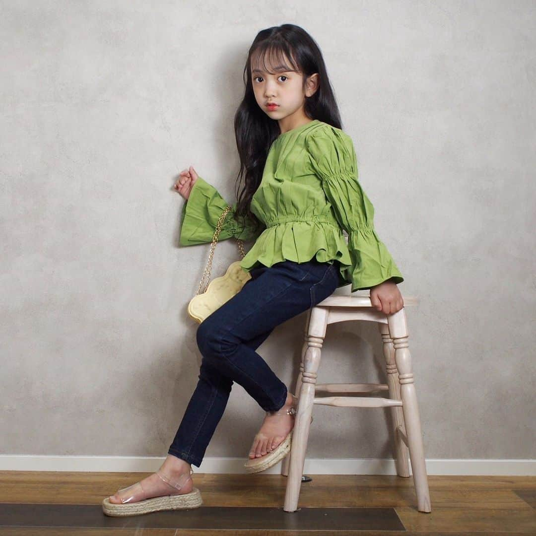 韓国子供服♡smilekids(すまいるきっず) のインスタグラム：「* * ☻ご覧頂き有難うございます☻ . . . 2023年　春夏新作♡ . . フリルデザインがお洒落な チュニック販売中です🩵 プチプラ価格で販売しています!  是非、チェックして下さい‼︎  . . 7.500円以上お買い上げ頂いた方は 送料無料となります。 尚、購入後は、同梱などは 受付ておりませんのでご了承下さい。 . . . ♡着画model smilekids ﾓﾆﾀｰﾓﾃﾞﾙ ひすいchan @aaaiiirrr55  size120  . . 🆕新作、続々入荷中♪ webで販売しています♡ . . . . ————————————————— . . web shop http://smilekids888.com/で販売しています← —————————————————— ★ゆうちょ振込での購入も可能です★ web shopより、在庫を確認後  商品名、サイズ、カラーをDMにて 連絡頂けると幸いです☺︎ 確認後のお返事になりますので お時間を頂く場合があります。 在庫が少ない場合や再入荷の人気商品は 取り置きが難しい事があります。 ご了承ください🥺 . . —————————————————— ご購入してくださった方へ✉️ @smilekids888 をタグ付けして投稿して頂いた方を ストーリーにて紹介させて頂きます😍  さらに‥抽選で‥ 毎月、５名様にお買い物で使えるクーポンを プレゼント🎁致します☺️ . 1等‥1.000円OFFクーポン(2名様) 2等‥500円OFFクーポン(3名様) . 沢山のタグ付けをお待ちしています😍  ____________________________________ . . . . . . . ☻webshopには.Instagramプロフより リンクでとべます✈︎✈︎✈︎ http://smilekids888.com/ .  #熊本#山鹿#秋服#今日の服#2021AW #子供服#秋ファッション #秋服コーデ#秋コーデ #リブトップス#背中開きトップス #キッズファッション#キッズファッション女の子  #大人顔負け#大人可愛いコーデ #smilekids #スマイルキッズ #smilekids888 #サイドライン#セットアップ #ジャージ  #キッズコーデ　 #おしゃれさんと繋がりたい」