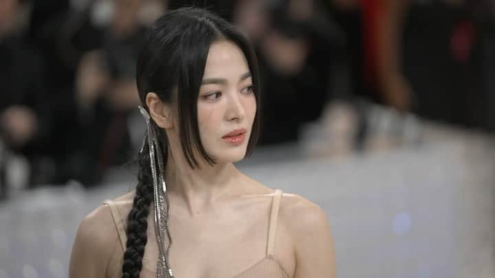 ソン・ヘギョのインスタグラム：「Met Gala 2023 with Fendi💛  @halolee7  @with.hyunkyoung  @b_joeun」