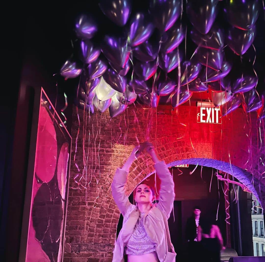 アレクサンドラ・ダダリオのインスタグラム：「🎈 🎈」
