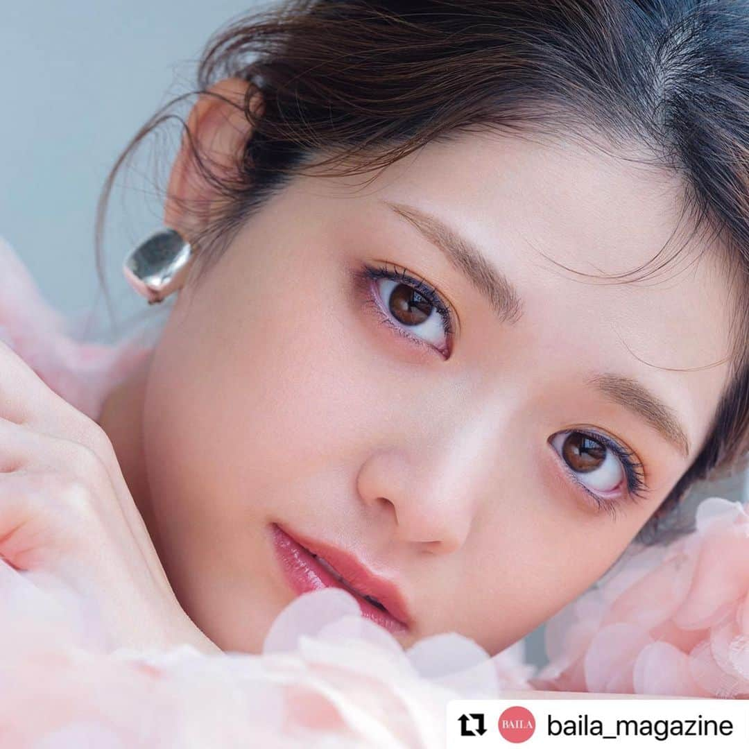 長井かおりさんのインスタグラム写真 - (長井かおりInstagram)「BAILA6月号 『"今着たい服"ありきの 　　　　　　　洒落見えメイク』  白み眉マスカラでつくる、やわ眉♡ アディクションを使っています♡ @baila_magazine の投稿をリポスト❤️  #Repost @baila_magazine with @use.repost ・・・ 長井かおりさんが提案✑ 「今、着たい服」ありきの洒落見えメイク！  ✔「甘い服」を着たいときは”絶対洒落るブランド”のコスメに頼って、可愛げをキープしたまま洗練も手に入れて  花びらが重なったように立体的なブラウスには、「アディクション ビューティ」の軽やかなイエローベージュのアイブロウマスカラでつくる”やわ眉”で抜け感を。「眉頭と眉尻をラフに往復させて全体を染める。まばらな部分はチャコールグレーのペンシルで一本一本描くように埋めて」（長井さん）。  eyebrow mascara／  @addictionbeauty_official アイブロウマスカラ カラーニュアンス Honey Beige ￥3300（5月12日発売）  ------------------------ #BAILA6月号 掲載 #長井かおり さん @kaorimake #松村沙友理 さん @matsumura_sayuri_official  #今日のメイク #眉メイク #バイラ  #motd #BAILA #bailabeauty #baila_magazine」5月2日 15時16分 - kaorimake