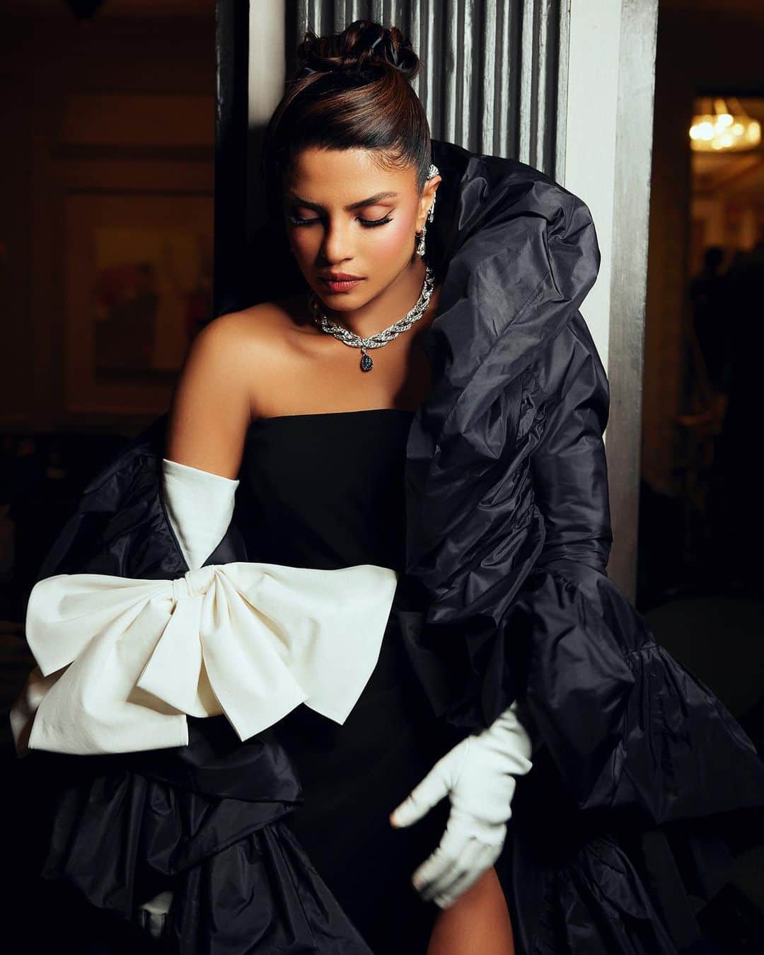 プリヤンカー・チョープラーのインスタグラム：「First Monday in May @maisonvalentino @bulgari @rebeccacorbinmurray 📸: @nicolasgerardin」