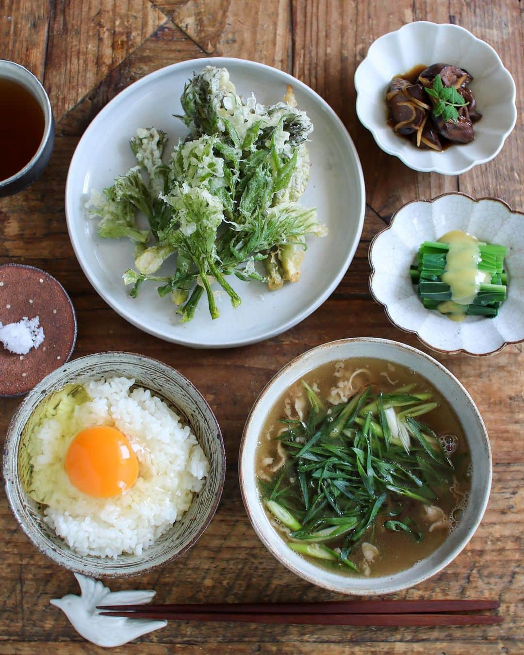 かおしさんのインスタグラム写真 - (かおしInstagram)「色合いが緑多めな朝ごはん。  新大阪駅で買っていた#千とせの肉吸い のレトルトパウチを食べてみた。 ちょっとしょっぱいかも🤔 が、お店で食べたことがないもんだから、何が正解なのかわからない🤣 ネットで千とせの肉吸いのレシピを見つけたので、それを作ってみて検証したいと思います🤭  ちなみに「千とせ 肉吸い」でググったら、卵かけご飯がセットだったので、私も今朝はTKGに🍚🥚  あとは、#タラの芽の天ぷら 、#うるい に酢味噌、鶏肝煮、麦茶。 ちょっと遅めの朝ごはんだったので、天ぷらなんか揚げちゃったわ🤭  #朝ごはん #朝食 #breakfast #私のおいしい写真 #おうちカフェ #モーニング #おうちモーニング #和食 #japanesefood #千とせ #肉吸い #うるいの酢味噌和え #川口江里 #角田淳 #川口静佳 #川口武亮 #foodstagram #暮らし #おうちごはん #instafood #うつわ #器 #wp_deli_japan #おうちごはんlover #IGersJP #フーディーテーブル #料理好きな人と繋がりたい」5月2日 15時28分 - cao_life