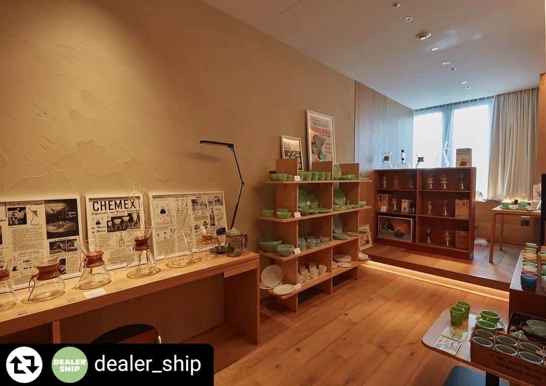 フリーデザインさんのインスタグラム写真 - (フリーデザインInstagram)「当店の姉妹店「DEALERSHIP（ @dealer_ship ）」が、 「TOKYO MODERNISM 2023/MODERNISM SHOW」に参加します。 MUJI HOTEL GINZA の客室を期間限定のショーケースとして活用し、国内の約30のギャラリーやヴィンテージショップが特別に展示＆販売を行うイベントです。  ぜひチェックしてみてください！ ▼詳細はDEALERSHIPの投稿をご覧ください。 ------------------------------------------- DEALERSHIPは、本年も「TOKYO MODERNISM 2023/MODERNISM SHOW」に参加させていただきます。 @dealer_ship  1940-60年代ごろのアメリカン・ミッドセンチュリーを代表するテーブルウェア 「オールドケメックス」「ファイヤーキング」「オールドパイレックス/フレームウェア」 を展示販売させていただきます。 モダンデザインの素晴らしさを伝える国内の約30のギャラリーやヴィンテージショップが集まるまたとない機会です。ぜひご堪能ください。  ※写真は昨年の弊社ブースの様子です。  #tokyomodernism2023 @ideelifeinart ---------------------------- Life in Art TOKYO MODERNISM 2023 MODERNISM SHOW 会場｜ MUJI HOTEL GINZA 会期｜ 2023.5.11 thu～5.14 sun  MUJI HOTEL GINZA の客室を期間限定のショーケースにして、モダンデザインの素晴らしさを伝える国内の約30のギャラリーやヴィンテージショップが特別に展示＆販売をいたします。北は青森、南は福岡まで日本中から個性豊かなオーナーたちが集まるまたとない機会です。お買い物をしながら、彼らとの出逢い、そして世界中のモダンデザインを愉しむ特別なひとときをお過ごしください。さまざまな国や時代背景の中、デザイナーや作り手が生み出したものと次なる使い手が出会い、未来へ継がれていく始まりとなる場所です。  入場料 (tax in)　 5.11 thu 17:00-20:00 ￥8,000 5.12 fri 11:00-20:00 ￥5,000 5.13 sat 11:00-20:00 ￥5,000 5.14 sun 11:00-17:00 ￥3,000 ※日時指定予約、時間入れ替え制です。予定枚数終了次第販売を終了いたします。 入場チケットはpeatixで販売しております。 詳細はLife in Art公式WEBページ @ideelifeinart よりご覧ください。  出店店舗 PPP / (GARAGE) ガラージュ / 北欧家具 tanuki / BELLBET / Swimsuit Department / Playmountain / CONTOUR / BUILDING / ELEPHANT /  Pocket Park / Graphio/büro-stil / DEALERSHIP / Objet d’ art / MICHIO OKAMOTO WAREHOUSE / stoop / KAMADA / Dawner /  LULLABY / NOW / dieci / SNORK MODERN AND CONTEMPORARY / Ph. D. / STILL LIFE / NOTA_SHOP / northwood / TRAM  and more…   #ファイヤーキング　#fireking #ケメックス  #chemex #chemexcoffee #chemexcoffeemaker  #oldpyrex #オールドパイレックス　#ミッドセンチュリーモダン　#モダニズム　#モダンデザイン」5月2日 15時21分 - freedesign_jp