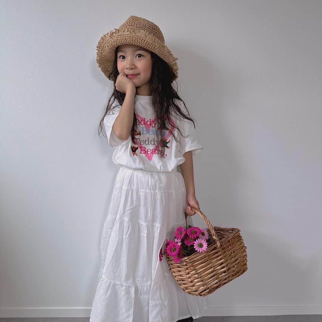 韓国子供服♡smilekids(すまいるきっず) さんのインスタグラム写真 - (韓国子供服♡smilekids(すまいるきっず) Instagram)「* * ☻ご覧頂き有難うございます☻ . . . 2023年　春夏新作♡ . . ハートプリント&くまが可愛い 半袖Tシャツ販売中です! カラバリ2色🩵 ユニセックスで着用可能です🙆‍♀️  是非、チェックして下さい‼︎  . . 7.500円以上お買い上げ頂いた方は 送料無料となります。 尚、購入後は、同梱などは 受付ておりませんのでご了承下さい。 . . . ♡着画model smilekids ﾓﾆﾀｰﾓﾃﾞﾙ ひすいchan @aaaiiirrr55  size120  . . 🆕新作、続々入荷中♪ webで販売しています♡ . . . . ————————————————— . . web shop http://smilekids888.com/で販売しています← —————————————————— ★ゆうちょ振込での購入も可能です★ web shopより、在庫を確認後  商品名、サイズ、カラーをDMにて 連絡頂けると幸いです☺︎ 確認後のお返事になりますので お時間を頂く場合があります。 在庫が少ない場合や再入荷の人気商品は 取り置きが難しい事があります。 ご了承ください🥺 . . —————————————————— ご購入してくださった方へ✉️ @smilekids888 をタグ付けして投稿して頂いた方を ストーリーにて紹介させて頂きます😍  さらに‥抽選で‥ 毎月、５名様にお買い物で使えるクーポンを プレゼント🎁致します☺️ . 1等‥1.000円OFFクーポン(2名様) 2等‥500円OFFクーポン(3名様) . 沢山のタグ付けをお待ちしています😍  ____________________________________ . . . . . . . ☻webshopには.Instagramプロフより リンクでとべます✈︎✈︎✈︎ http://smilekids888.com/ .  #熊本#山鹿#秋服#今日の服#2021AW #子供服#秋ファッション #秋服コーデ#秋コーデ #リブトップス#背中開きトップス #キッズファッション#キッズファッション女の子  #大人顔負け#大人可愛いコーデ #smilekids #スマイルキッズ #smilekids888 #サイドライン#セットアップ #ジャージ  #キッズコーデ　 #おしゃれさんと繋がりたい」5月2日 15時22分 - smilekids888