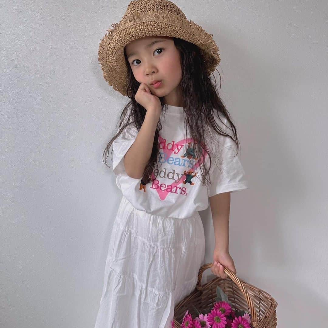 韓国子供服♡smilekids(すまいるきっず) さんのインスタグラム写真 - (韓国子供服♡smilekids(すまいるきっず) Instagram)「* * ☻ご覧頂き有難うございます☻ . . . 2023年　春夏新作♡ . . ハートプリント&くまが可愛い 半袖Tシャツ販売中です! カラバリ2色🩵 ユニセックスで着用可能です🙆‍♀️  是非、チェックして下さい‼︎  . . 7.500円以上お買い上げ頂いた方は 送料無料となります。 尚、購入後は、同梱などは 受付ておりませんのでご了承下さい。 . . . ♡着画model smilekids ﾓﾆﾀｰﾓﾃﾞﾙ ひすいchan @aaaiiirrr55  size120  . . 🆕新作、続々入荷中♪ webで販売しています♡ . . . . ————————————————— . . web shop http://smilekids888.com/で販売しています← —————————————————— ★ゆうちょ振込での購入も可能です★ web shopより、在庫を確認後  商品名、サイズ、カラーをDMにて 連絡頂けると幸いです☺︎ 確認後のお返事になりますので お時間を頂く場合があります。 在庫が少ない場合や再入荷の人気商品は 取り置きが難しい事があります。 ご了承ください🥺 . . —————————————————— ご購入してくださった方へ✉️ @smilekids888 をタグ付けして投稿して頂いた方を ストーリーにて紹介させて頂きます😍  さらに‥抽選で‥ 毎月、５名様にお買い物で使えるクーポンを プレゼント🎁致します☺️ . 1等‥1.000円OFFクーポン(2名様) 2等‥500円OFFクーポン(3名様) . 沢山のタグ付けをお待ちしています😍  ____________________________________ . . . . . . . ☻webshopには.Instagramプロフより リンクでとべます✈︎✈︎✈︎ http://smilekids888.com/ .  #熊本#山鹿#秋服#今日の服#2021AW #子供服#秋ファッション #秋服コーデ#秋コーデ #リブトップス#背中開きトップス #キッズファッション#キッズファッション女の子  #大人顔負け#大人可愛いコーデ #smilekids #スマイルキッズ #smilekids888 #サイドライン#セットアップ #ジャージ  #キッズコーデ　 #おしゃれさんと繋がりたい」5月2日 15時22分 - smilekids888