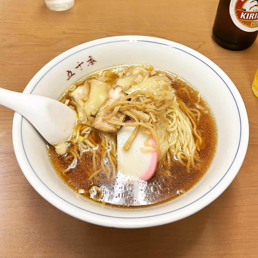 渡辺祐のインスタグラム：「新宿「五十番」 #餃子 #ラガー #ワンタンメン この地で変わらず60年とな。ひゃー。それはもう何かが極まっております。傾く町、腹が減っては○○○もできぬ。」