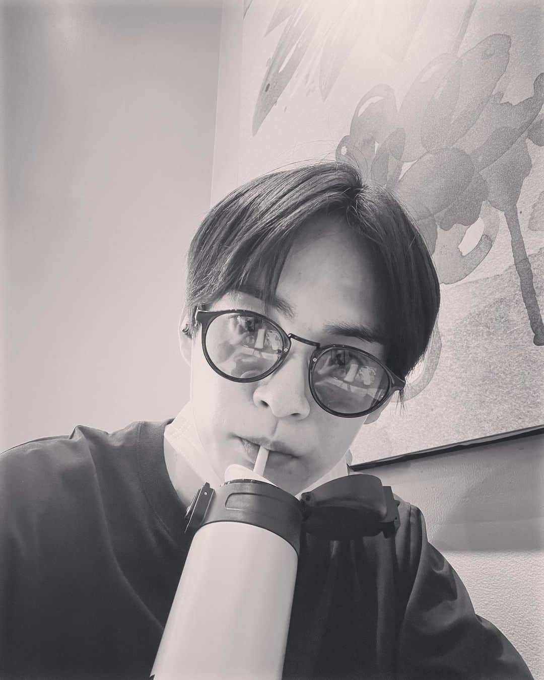 坂口和也さんのインスタグラム写真 - (坂口和也Instagram)「今日来たスタバはとても落ち着くお店です☕️ お店の雰囲気って大事✨  たまには自撮りを🤳  #俳優 #カフェ #コーヒー #タンブラー持参  #机 #いっぱい #サングラス #反射  #カフェ好き #スタバ   A relaxing cafe today.」5月2日 15時25分 - kazunari_sakaguchi