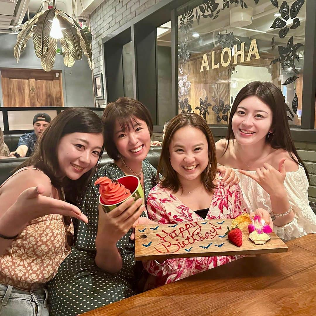 足立かりんさんのインスタグラム写真 - (足立かりんInstagram)「Hawaii🍻🍖🎂 #定番のね #ウォールアートも行くよね #夜はステーキ予約なのに #我慢できずナチョスる @alohabeerco  #結果腹パンでステーキハウス @alohasteakhouse_waikiki  #ぐっちゃんのバースデー #おめでとう #サプライズ予約なのに #予約が入ってないとゆぅサプライズ #とりあえずおめでとう #一緒にhawaiiこれてよかた #タロ芋ガール #hawii#kakaako#kakaakowallart#旅猿娘#hawaiitrip」5月2日 15時36分 - karinadachi