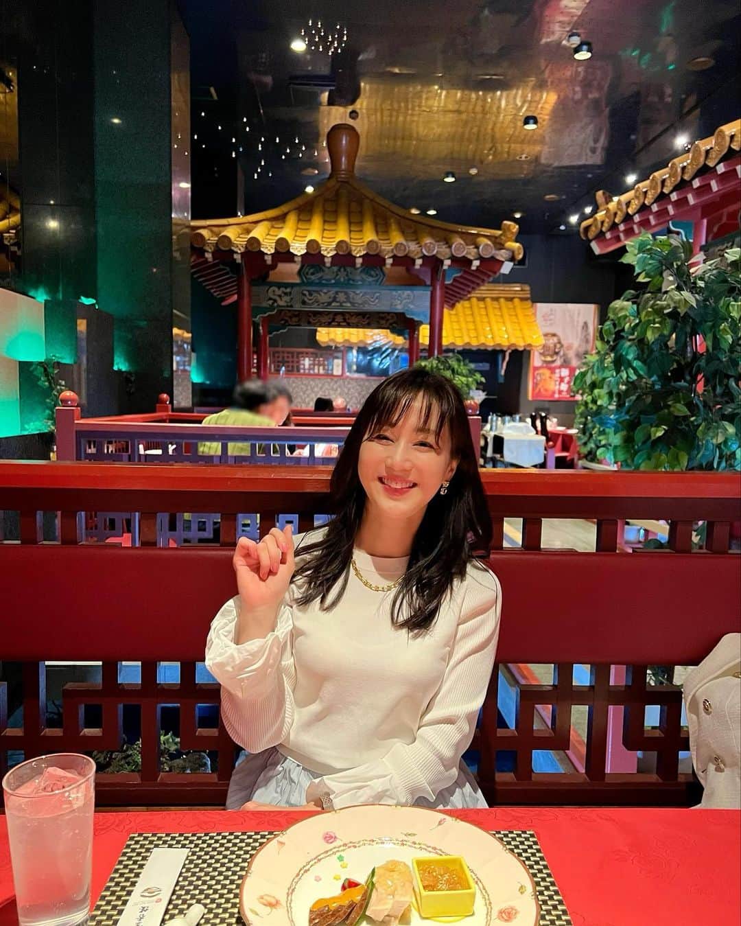 村上麻衣のインスタグラム：「竜宮城みたいなとこ行ってきました🐲  個室の水上席ということで、 アトラクション的なワクワク感があり お水の流れる音も心地よく 楽しい気分でお食事しました❤︎  それにしても横浜中華街は、ものすごい人混みでした！！ この3年間はガラガラでしたので、目が点👀 活気が戻ってきましたね✨  明日からはさらに人が増えそう。 皆さまお気をつけてGW楽しんでくださいね🍀  4枚目、「いっせーので」の手になっています。笑  #横浜中華街 #横浜 #横浜グルメ #yokohama」